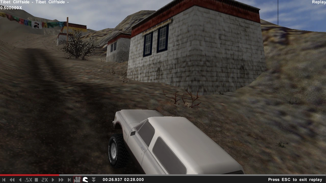 Weißer Geländewagen fährt neben einem Bergdorf im Mod 4x4 Evo 2 EvoR Edition