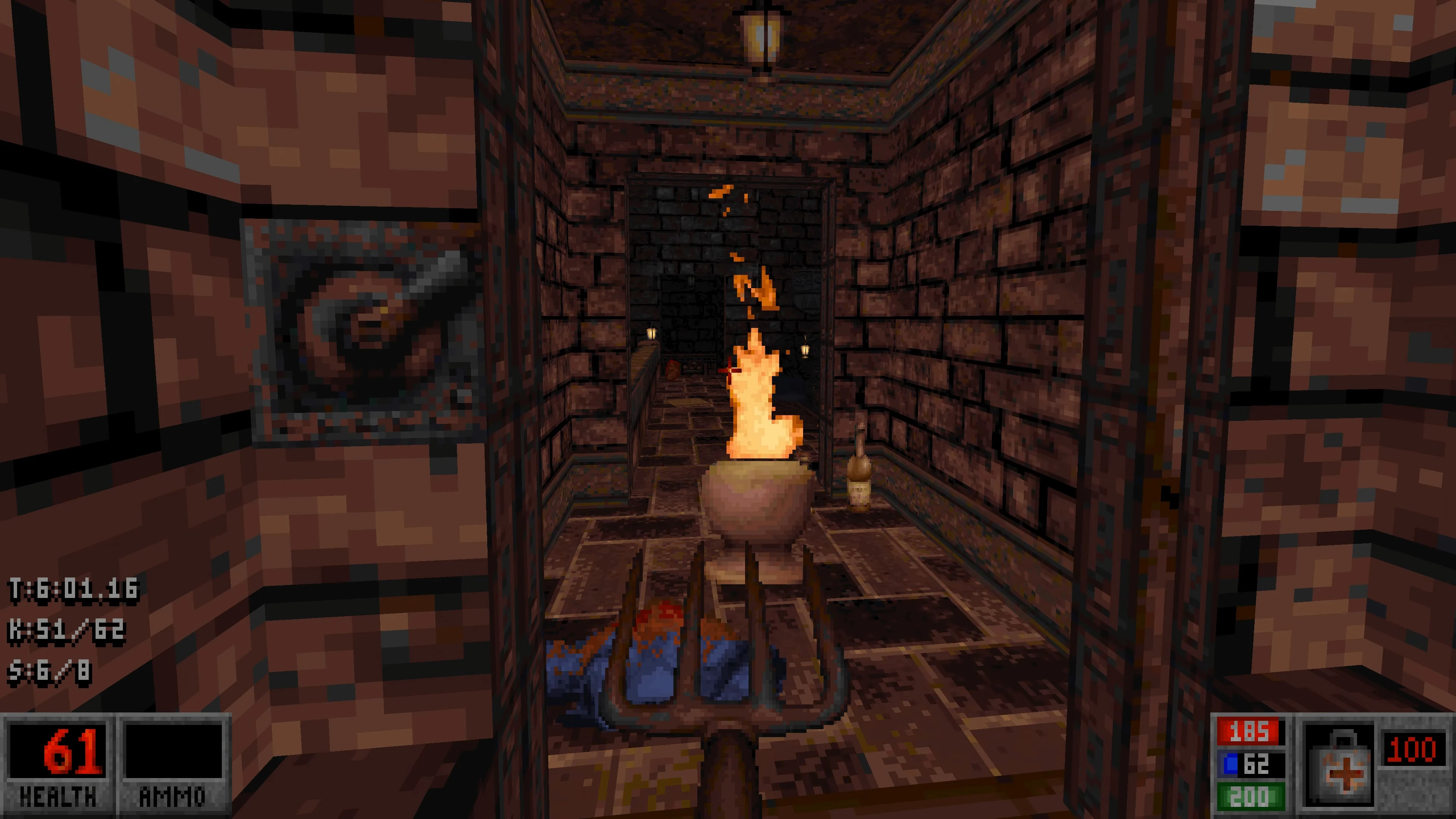 Vista en primera persona de un corredor de mazmorra de ladrillo pixelado con fuego y una horca en el mod de Blood 1997