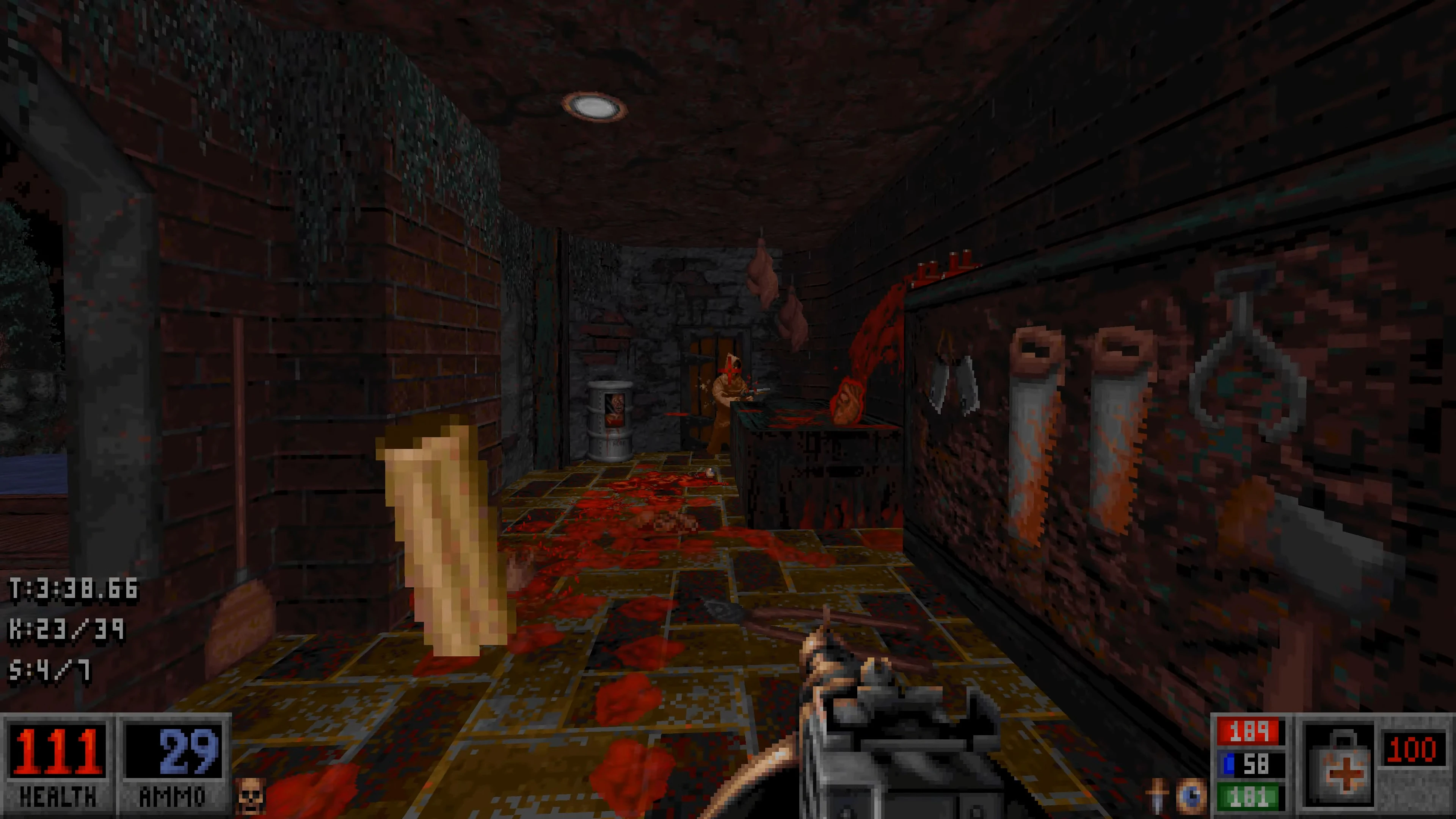 Vista en primera persona del mod Death Wish de Blood 1997 mostrando una habitación sangrienta con tiroteo y carne colgada