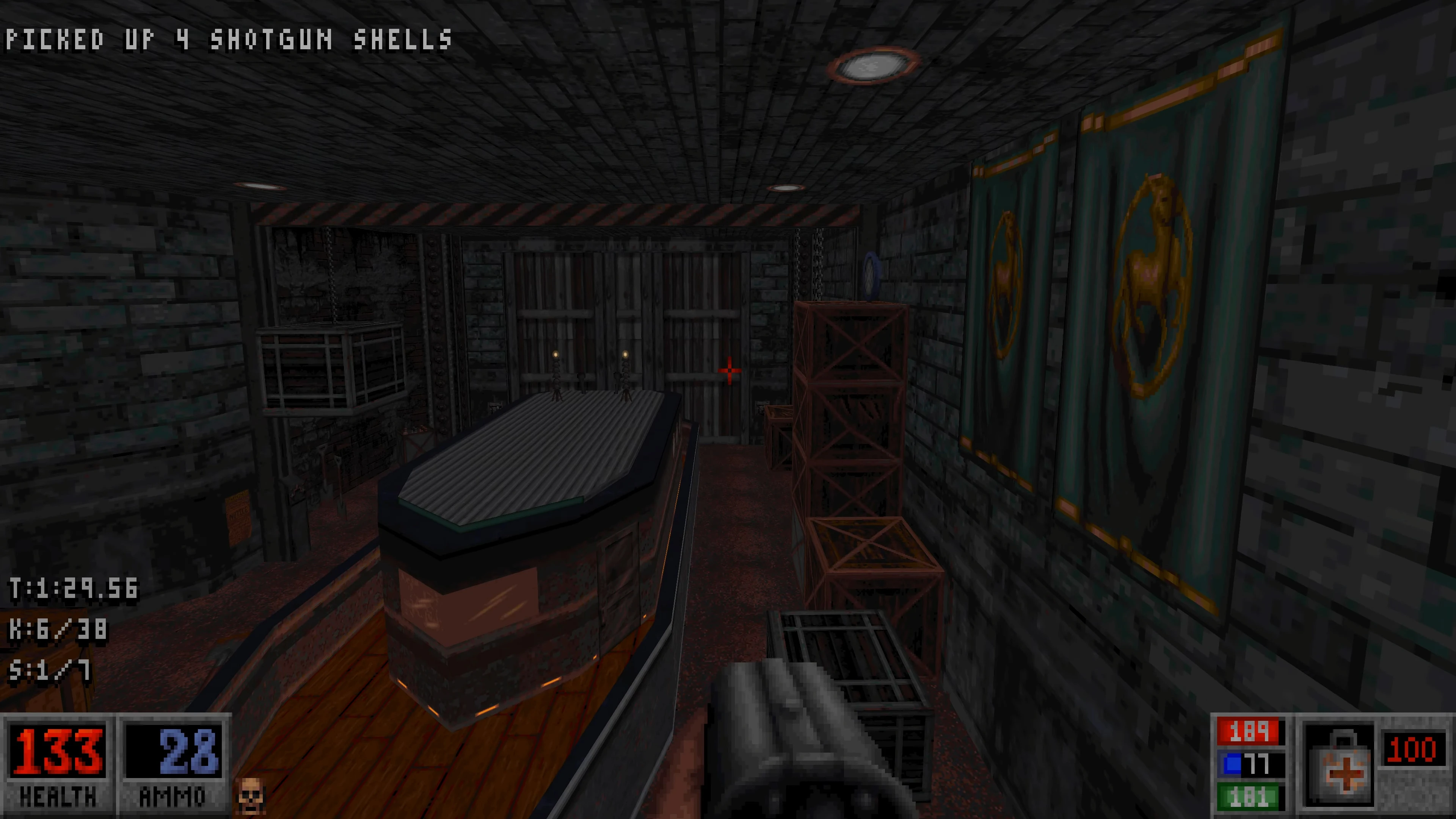 Vista del juego Blood 1997 mod Death Wish con una habitación industrial oscura, tren y cajas
