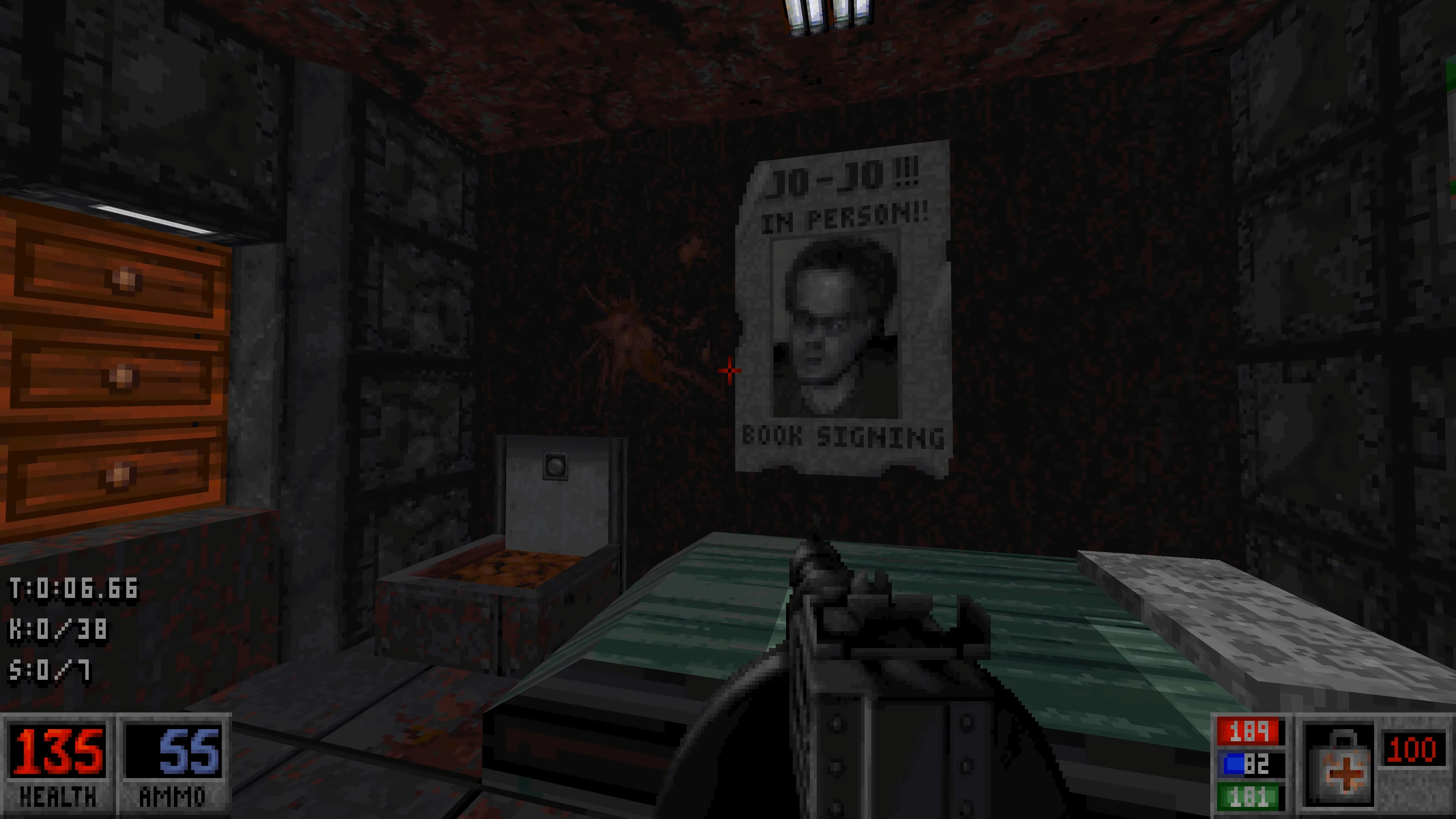 Vista en primera persona de una habitación oscura manchada de sangre con un arma apuntando a una cama y cartel en la pared