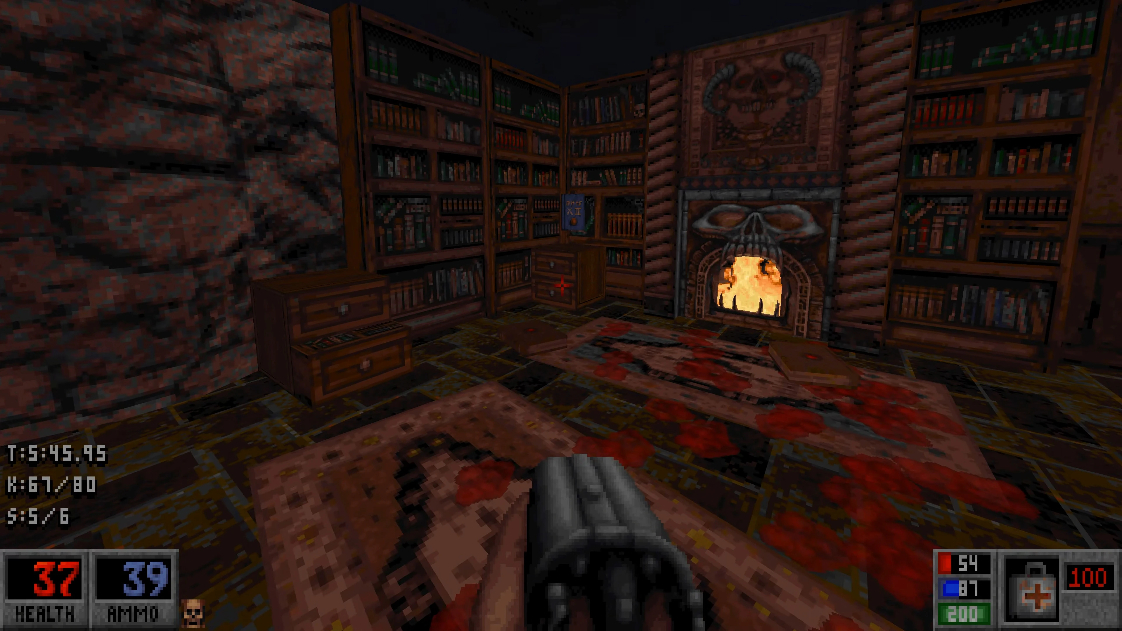 Captura del mod Death Wish para Blood 1997 con alfombras manchadas de sangre, estanterías, chimenea encendida y arma en vista en primera persona