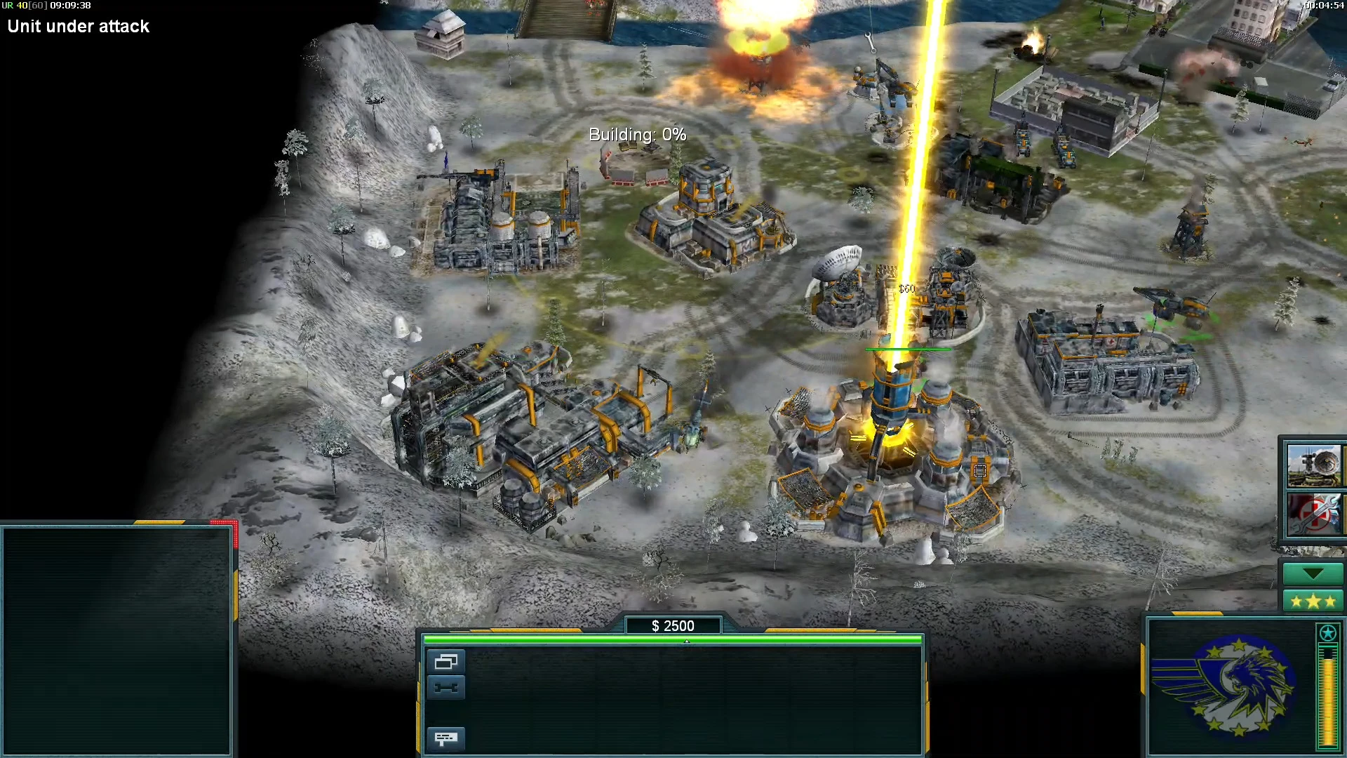 Вид сверху на базу Command & Conquer Generals под лазерной атакой с видимыми строениями и юнитами