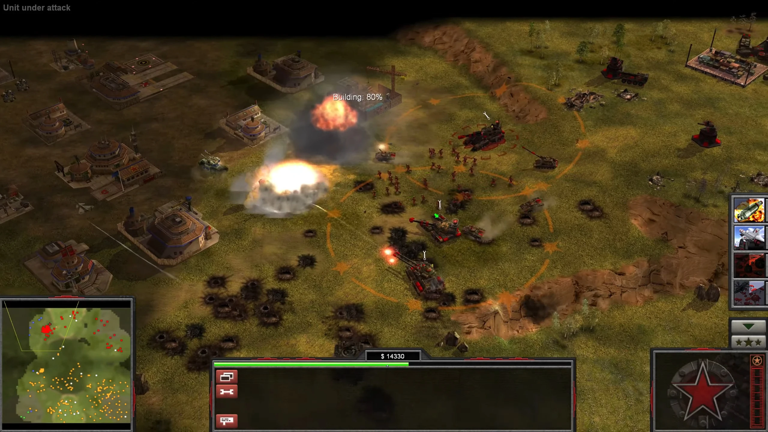 Скриншот геймплея с взрывным боем, атакующими юнитами и строящимися зданиями в Rise of the Reds HanPatch