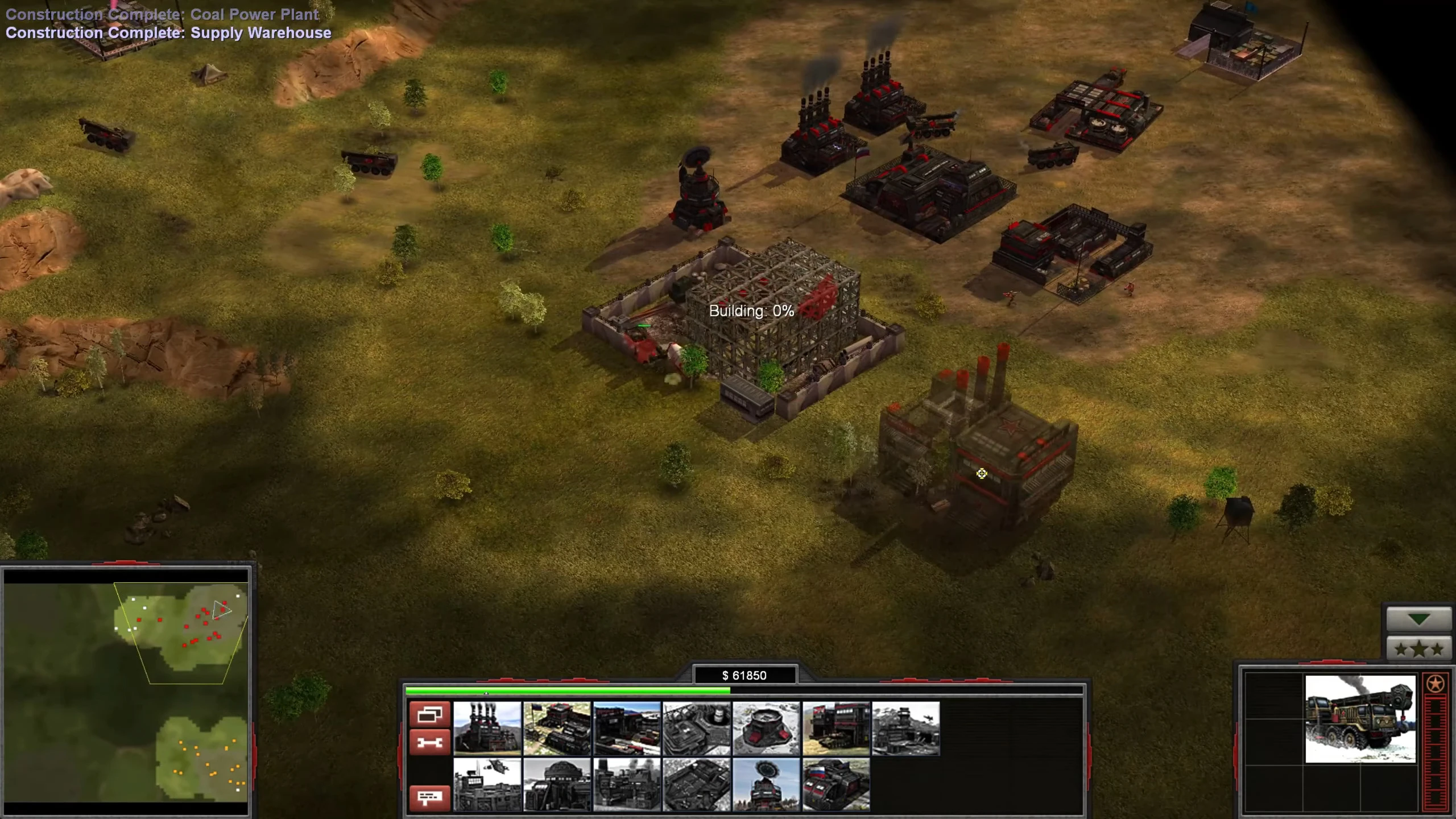 Скриншот игры с базовыми сооружениями, включая электростанцию и склад, строящимися в Command & Conquer Generals с модом Rise of the Reds HanPatch