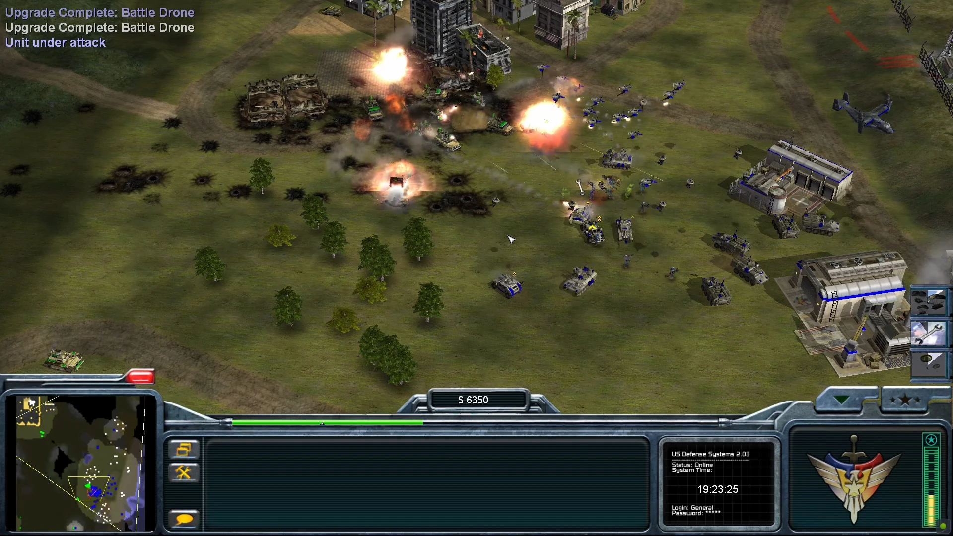 Экран с взрывами, техникой и боевыми дронами в бою, видны HUD и миникarta