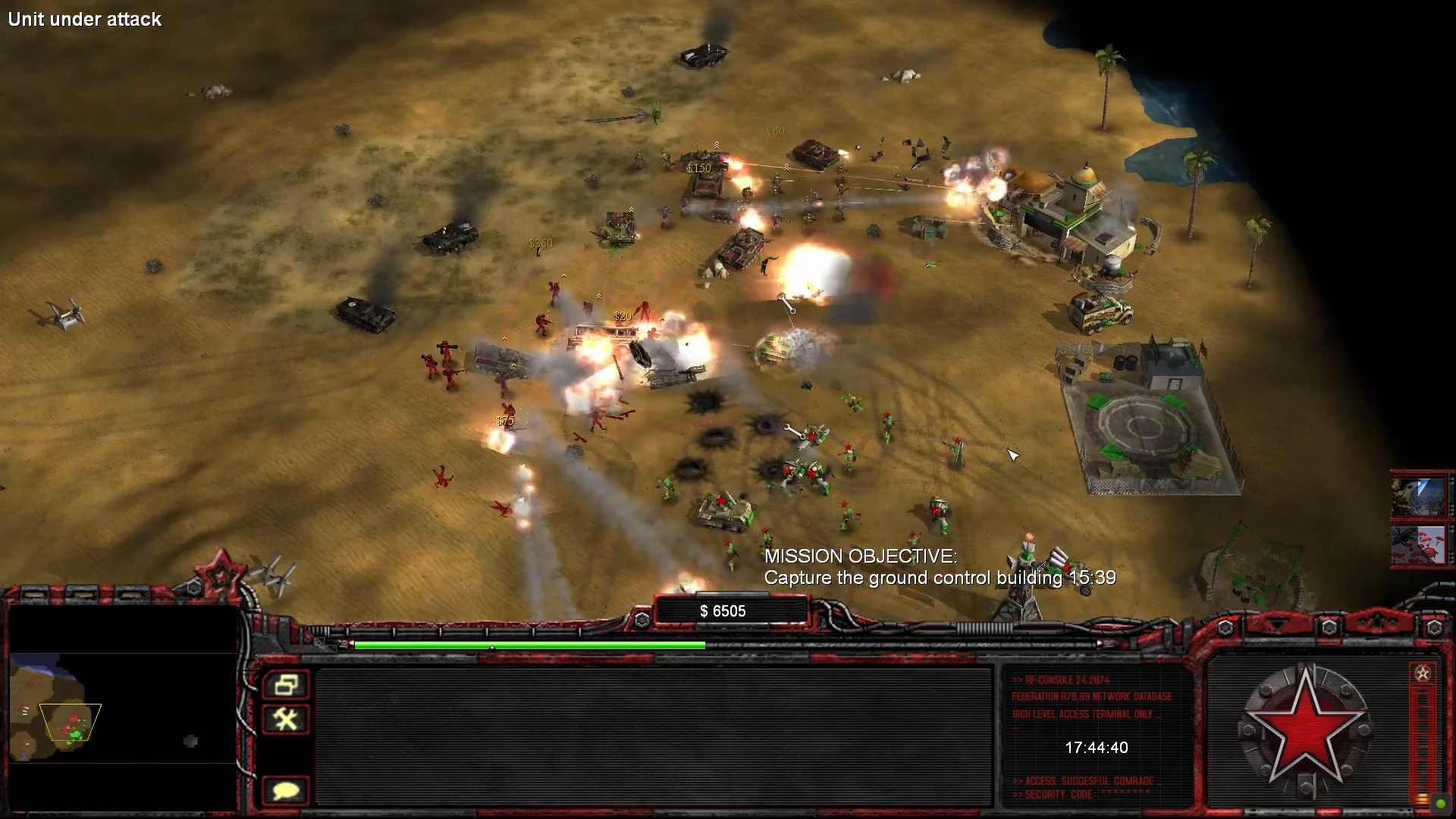 Скриншот ожесточённого боя с пехотой и танками, атакующими базу в дополнении ROTR 1.86 для Command & Conquer Generals