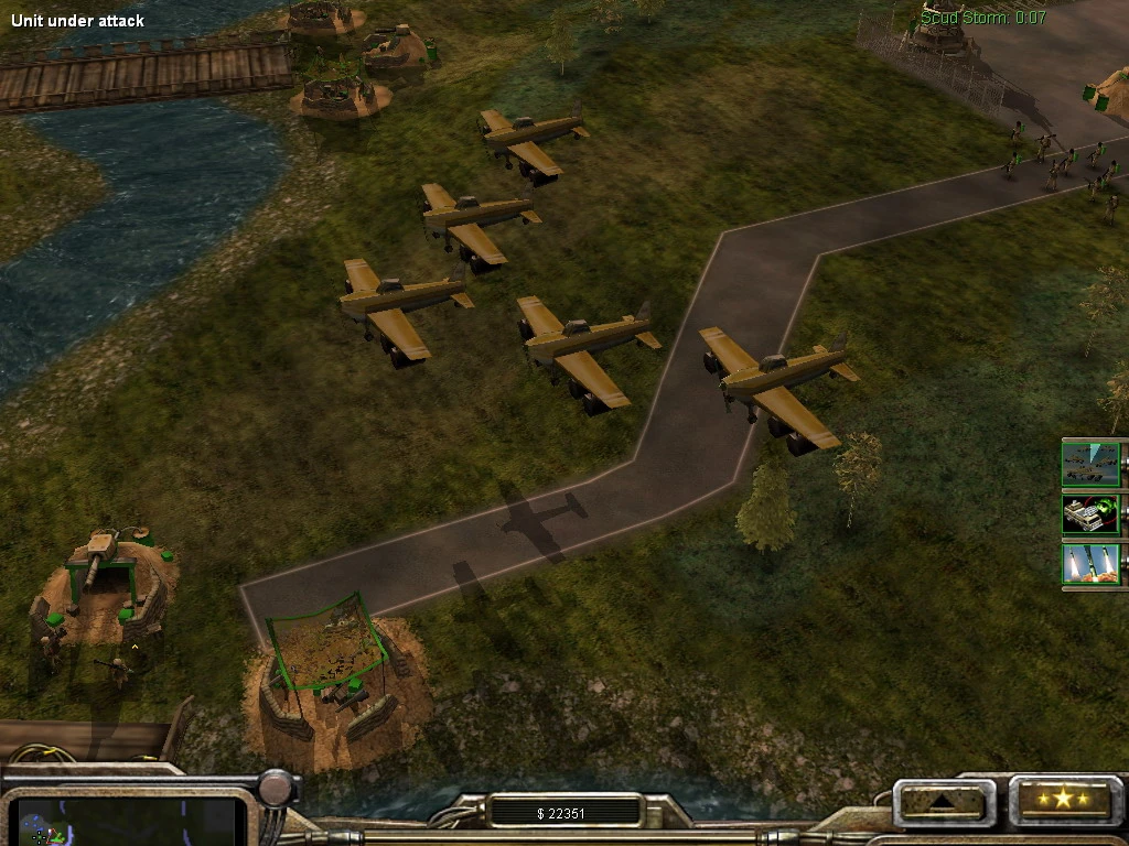 Draufsicht auf mehrere Militärflugzeuge auf einem Flugplatz mit Soldaten und Verteidigungsanlagen in der Nähe