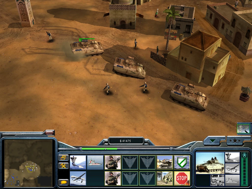 Gameplay-Screenshot zeigt drei Panzer und vier Infanterieeinheiten in einer Wüstenstadt im Command & Conquer Generals Mod A Global Crisis