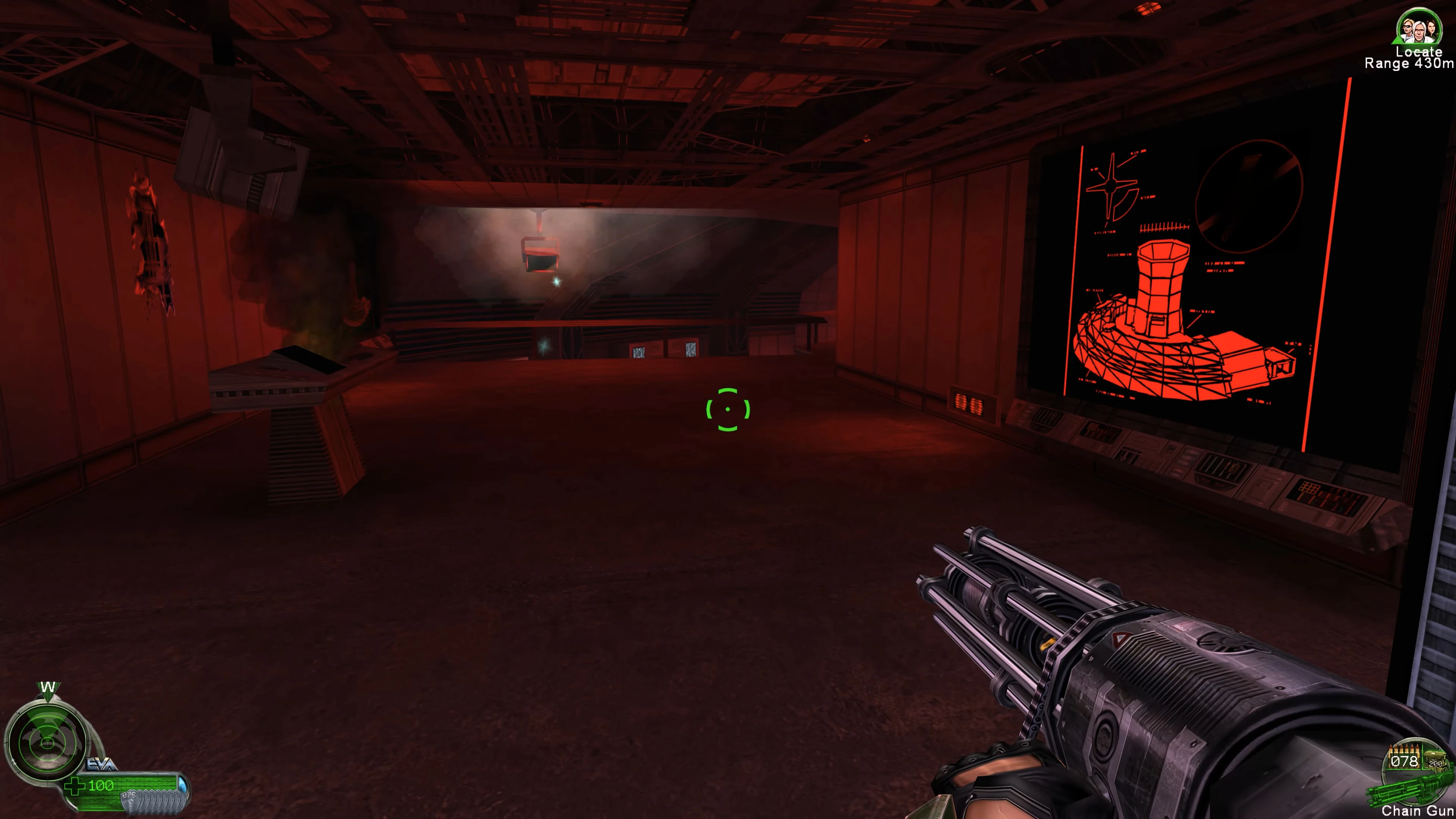 Вид від першої особи в індустріальній кімнаті з червоним кресленням на екрані та гравцем із ланцюговим кулеметом