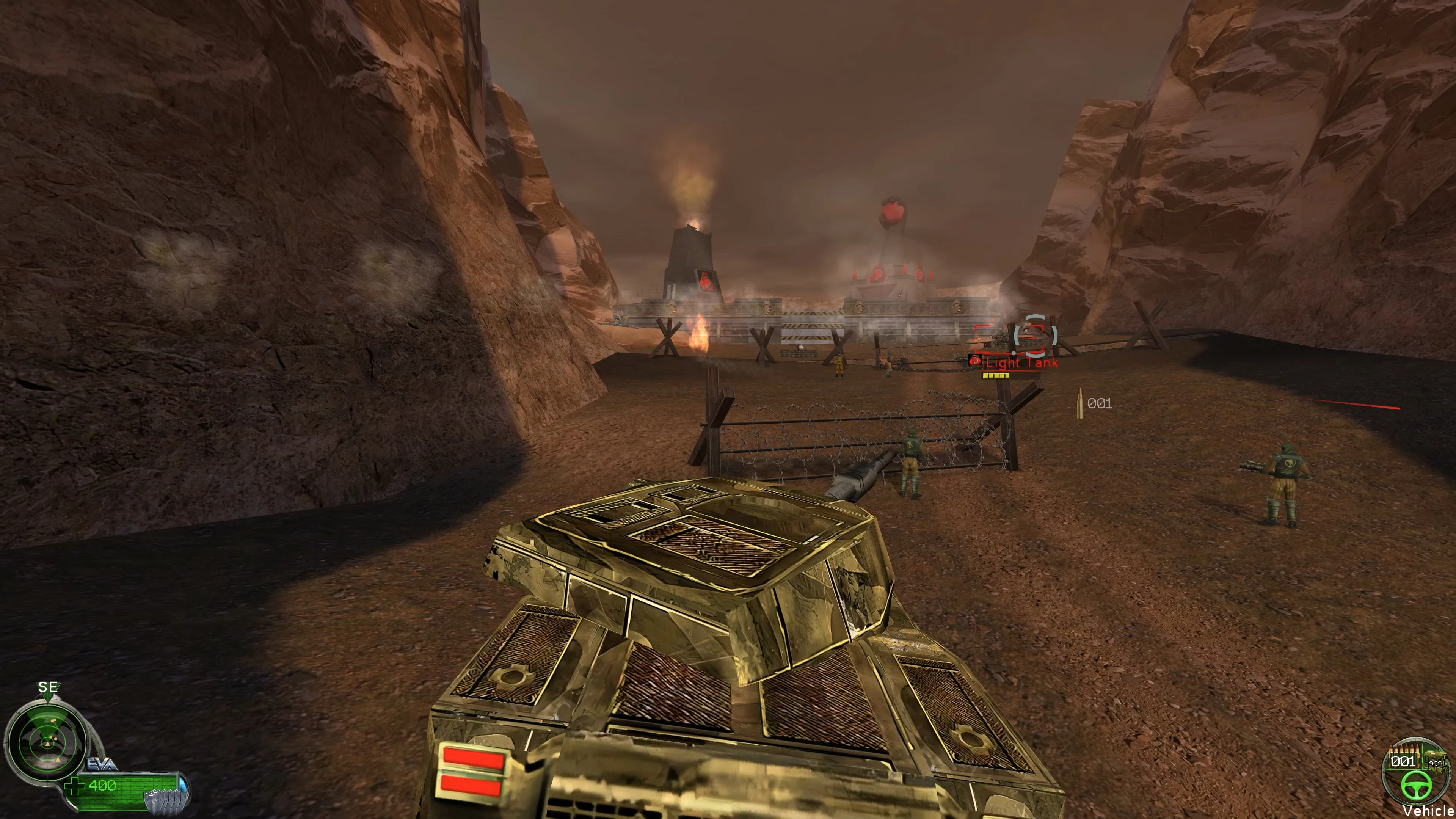 Вид з-за танка, що рухається крізь кам’яний каньйон, з солдатами та фортифікованою базою на дальньому плані