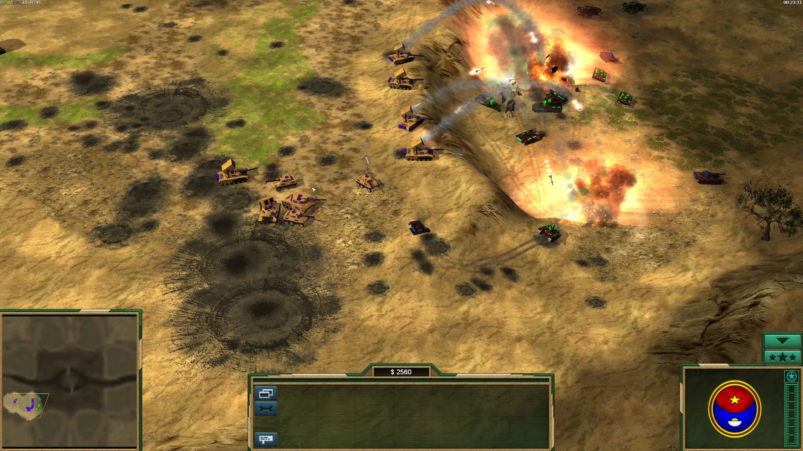 Скриншот пустынной танковой битвы с взрывами и дымом в моде Command & Conquer Generals C&C Power Play