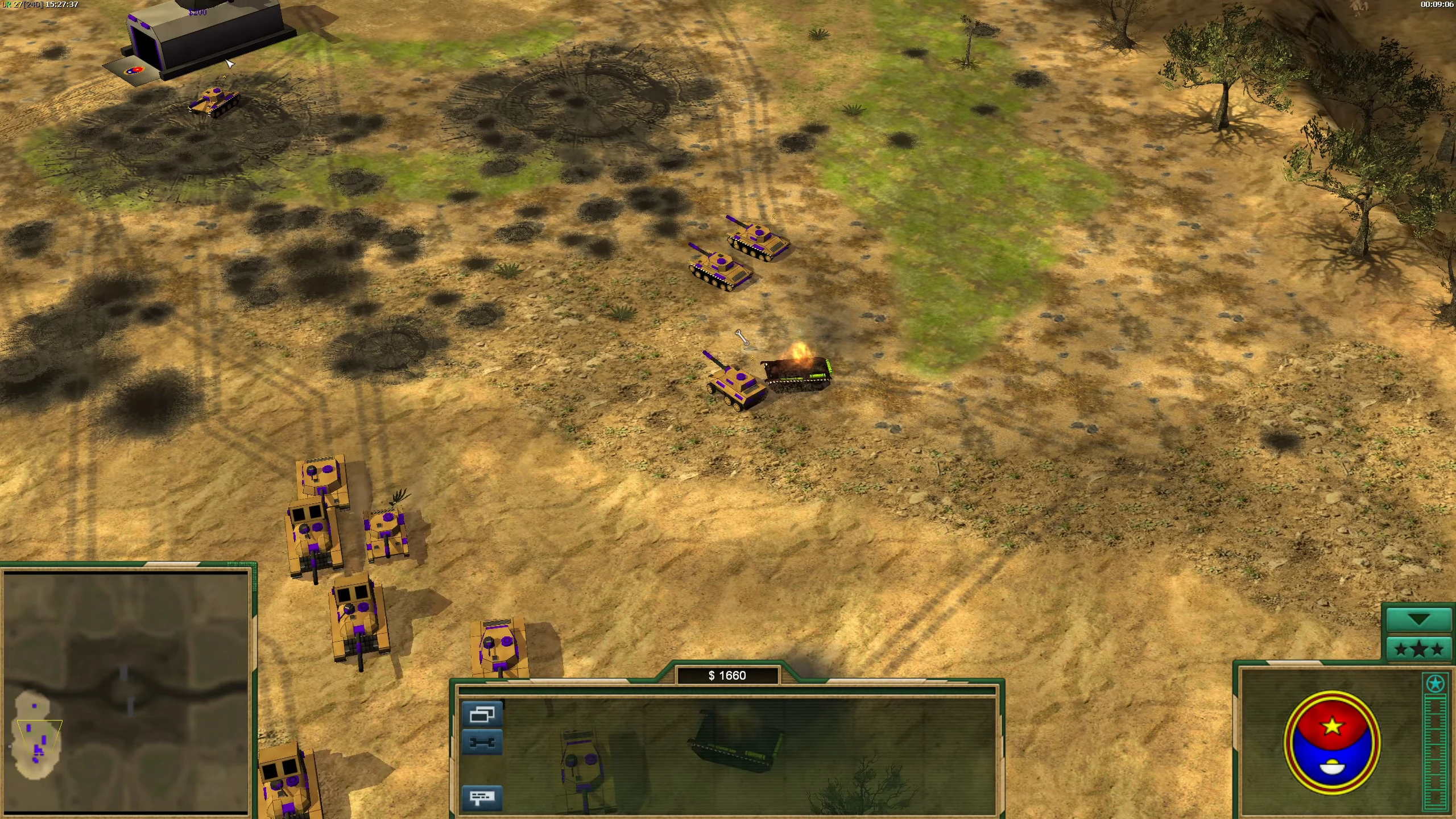 Скриншот игры с боевыми танками с фиолетовыми элементами на сухой местности с кратерами и следами ожогов