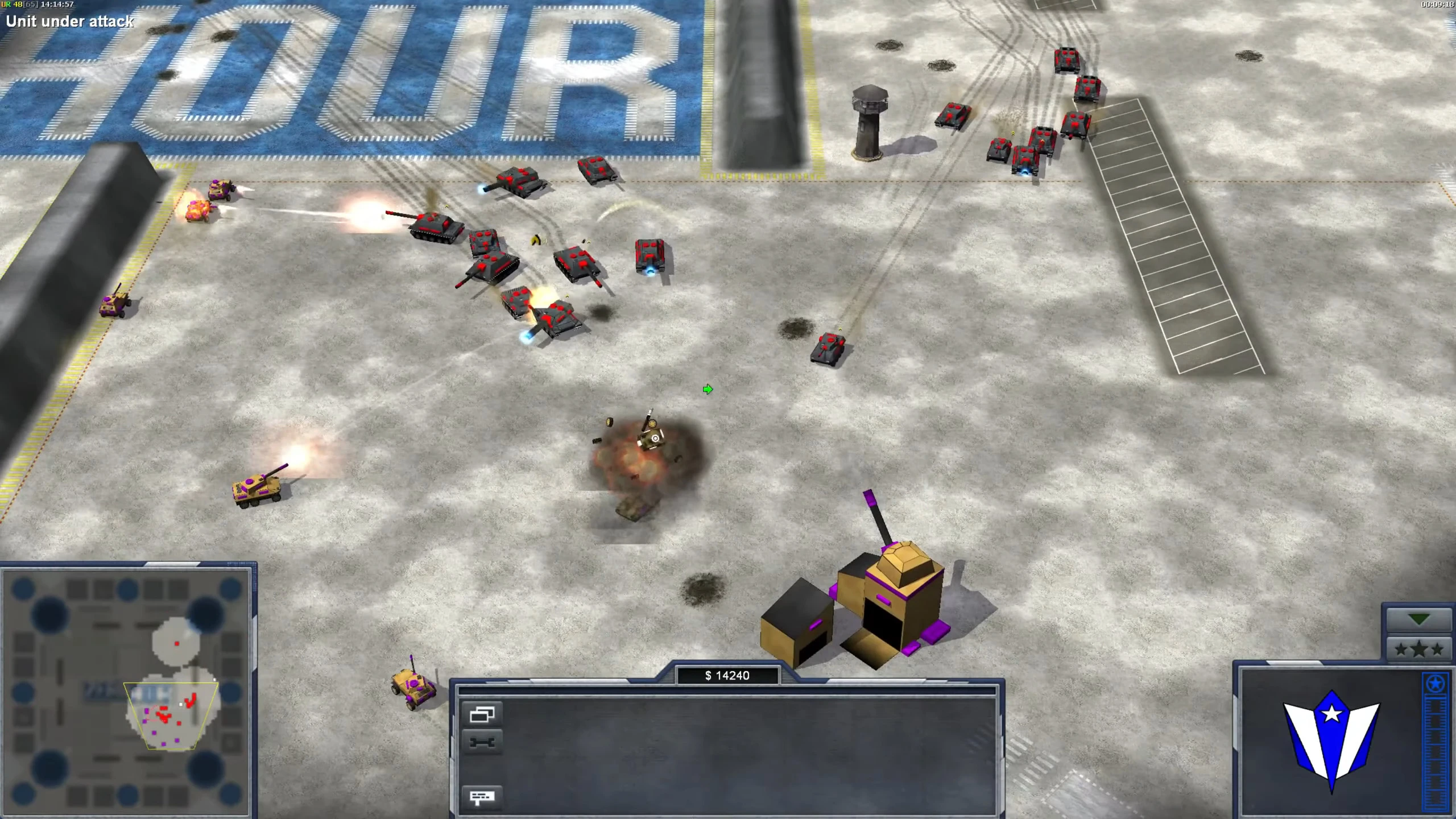 Танки и техника участвуют в бою с взрывами и стрельбой на снежной карте