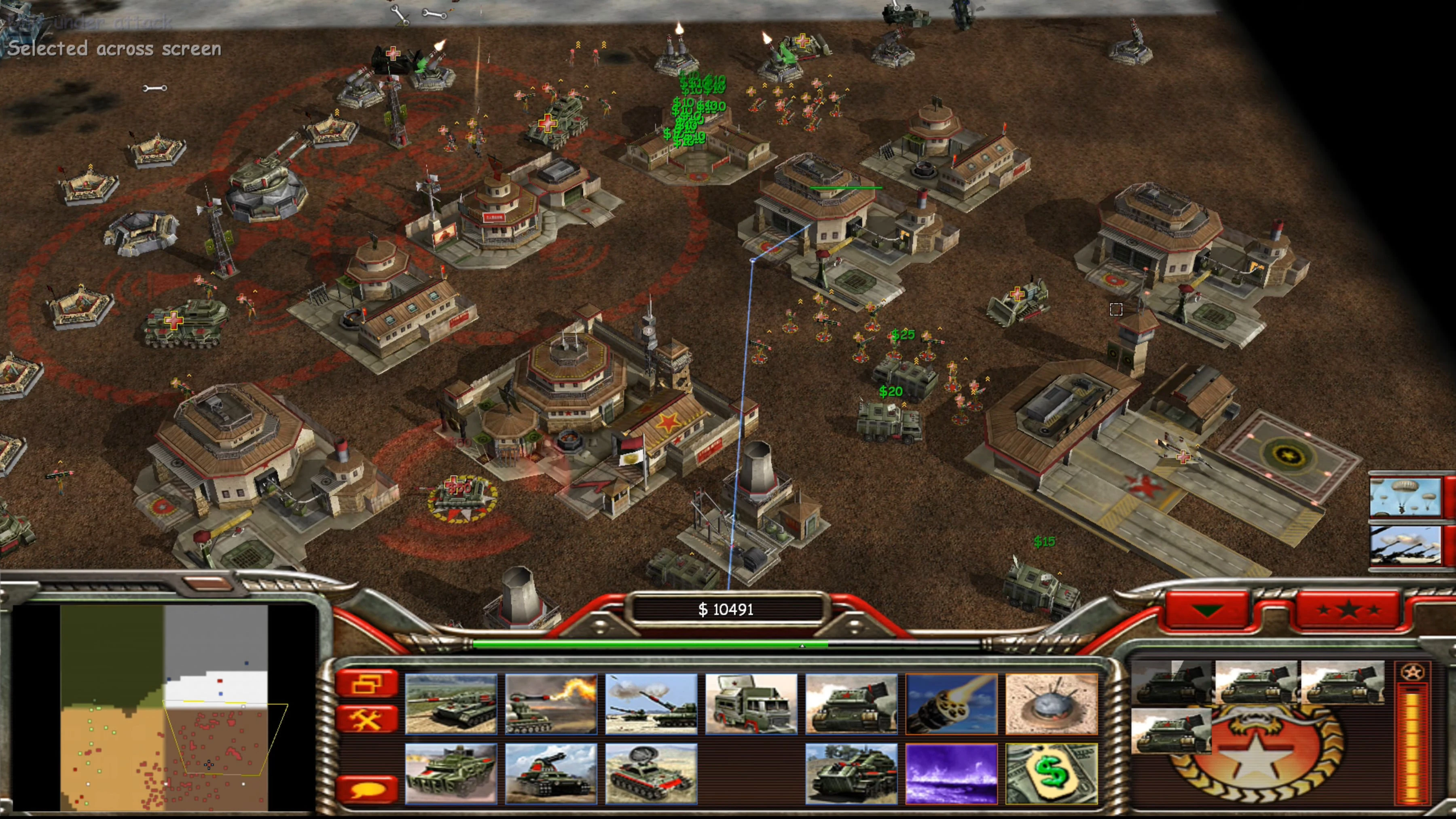 Screenshot des Command & Conquer Generals Mods mit mehreren militärischen Gebäuden, Panzern, Infanterieeinheiten und einer Benutzeroberfläche mit Ressourcen und Befehlen