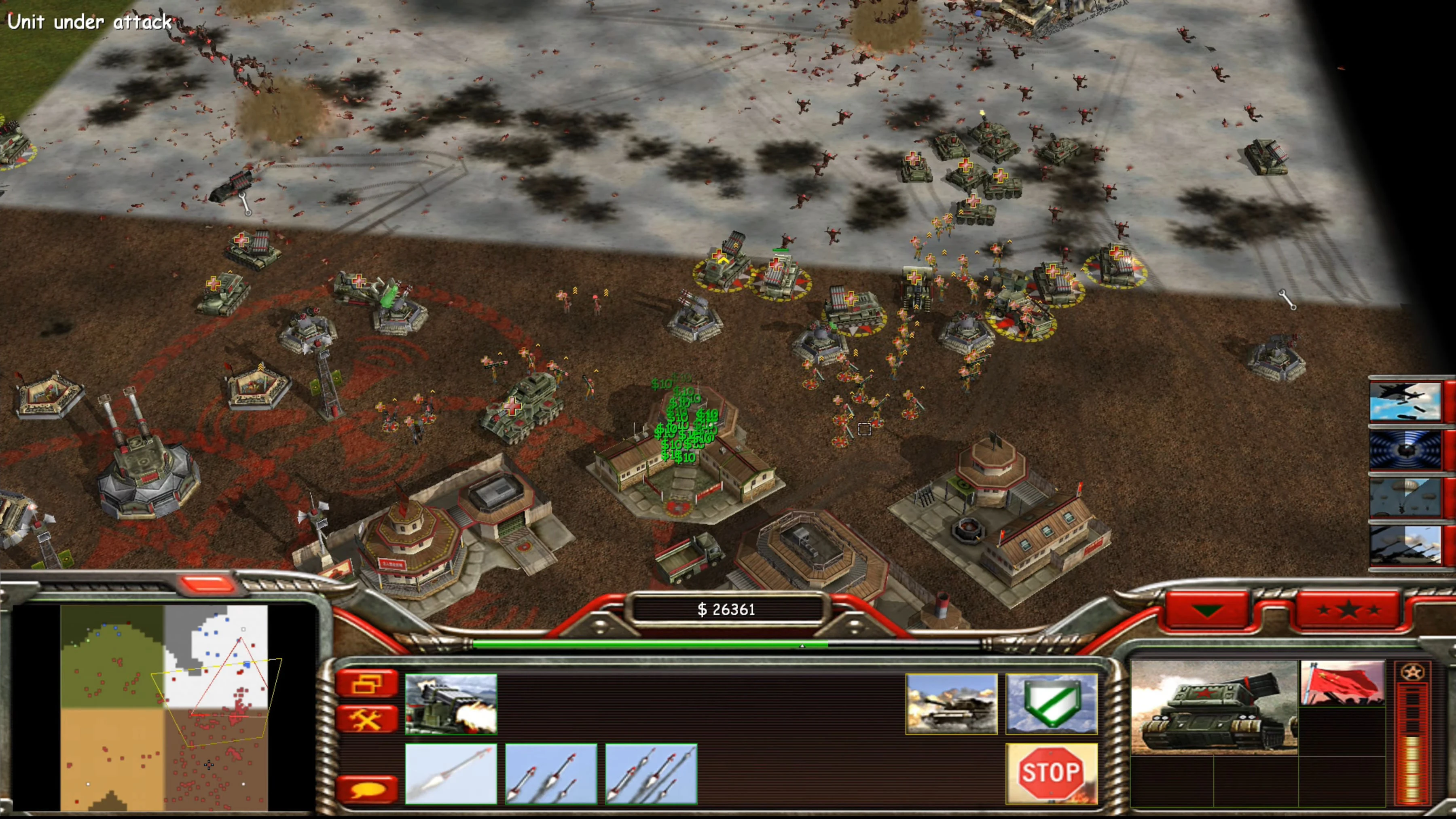 Draufsicht auf intensiven Kampf mit Infanterie und Fahrzeugen, die eine Basis im C&C Shockwave Chaos Mod verteidigen