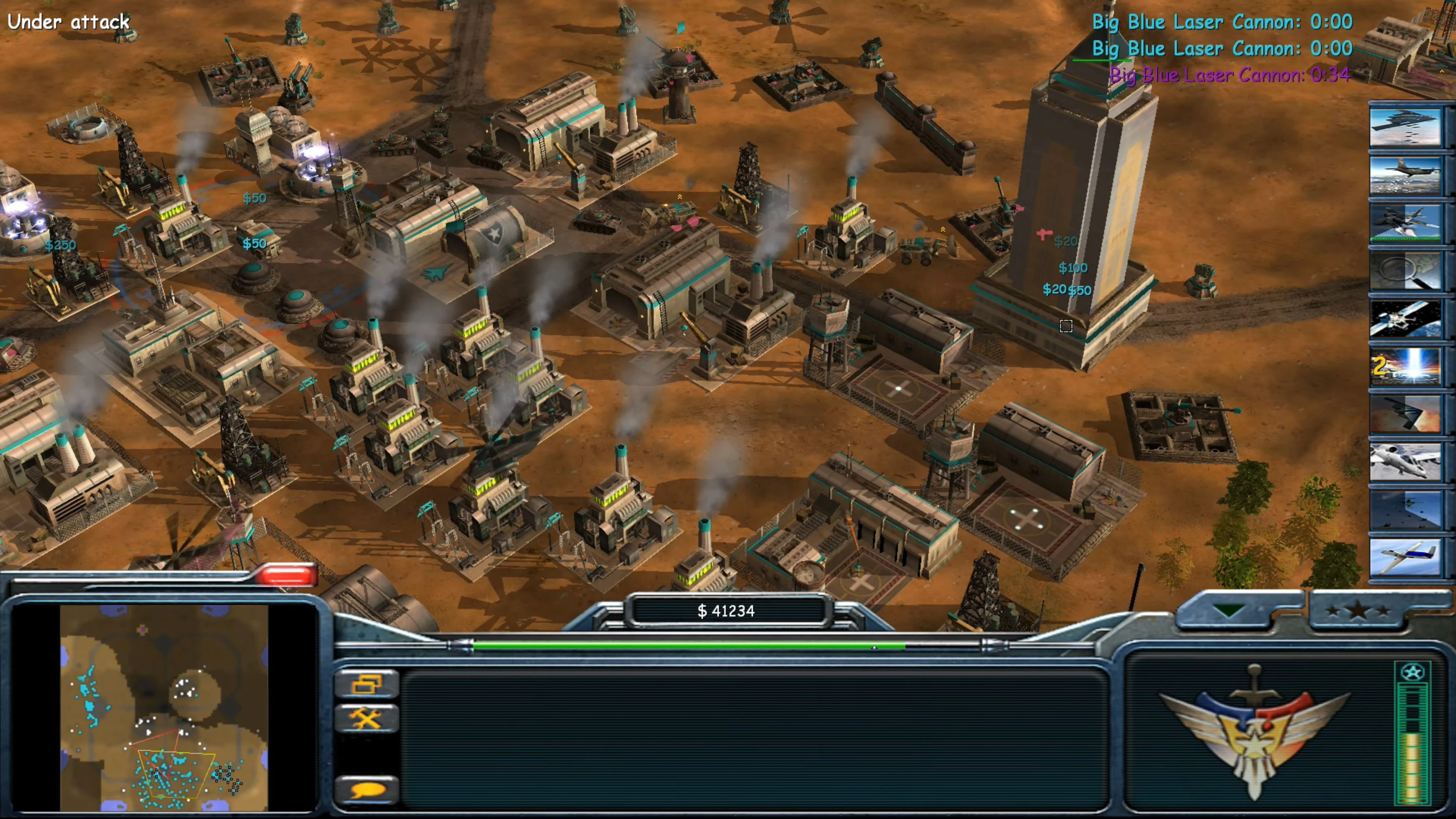 Draufsicht auf eine Command & Conquer Generals Basis mit mehreren Gebäuden und Verteidigungsanlagen unter Angriff im C&C Shockwave Chaos Mod