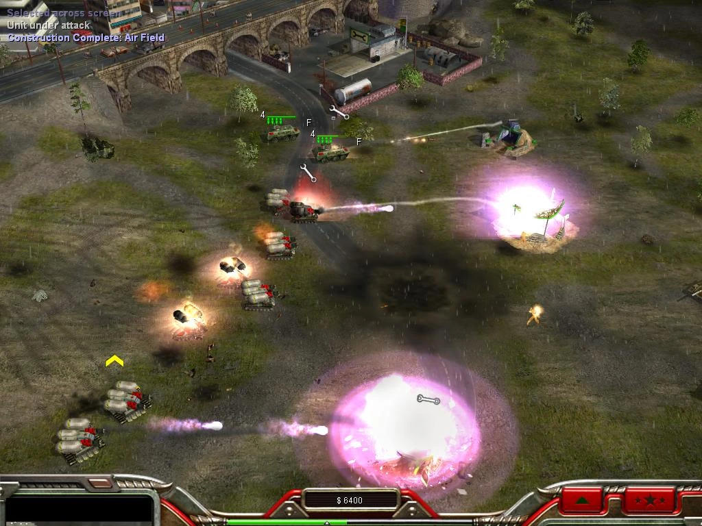 Скриншот интенсивного боя с танками и взрывами в моде C&C ShockWave для Command & Conquer Generals