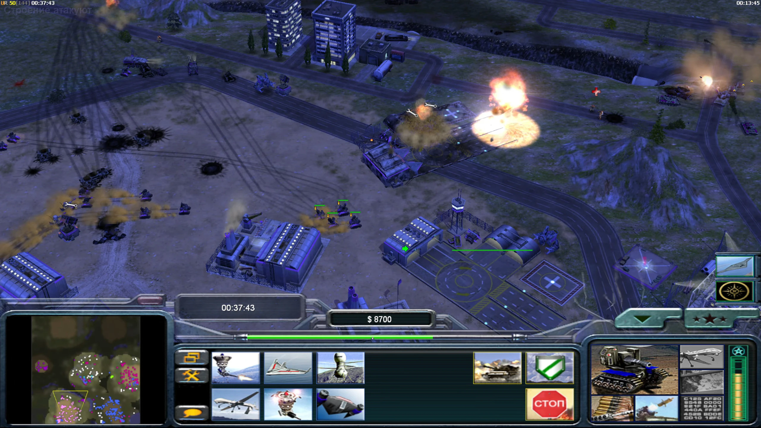 Gameplay-Screenshot mit explosivem Kampf in der Nähe einer Basis mit Panzern, Flugzeugen und Gebäuden im Contra 007 Classic Mod