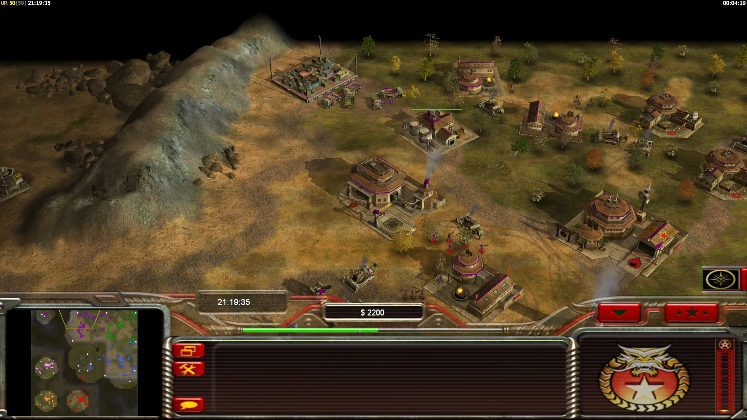 In-Game Screenshot mit Militärbasis, Gebäuden, Einheiten und Minikarte im Contra 007 Classic Mod