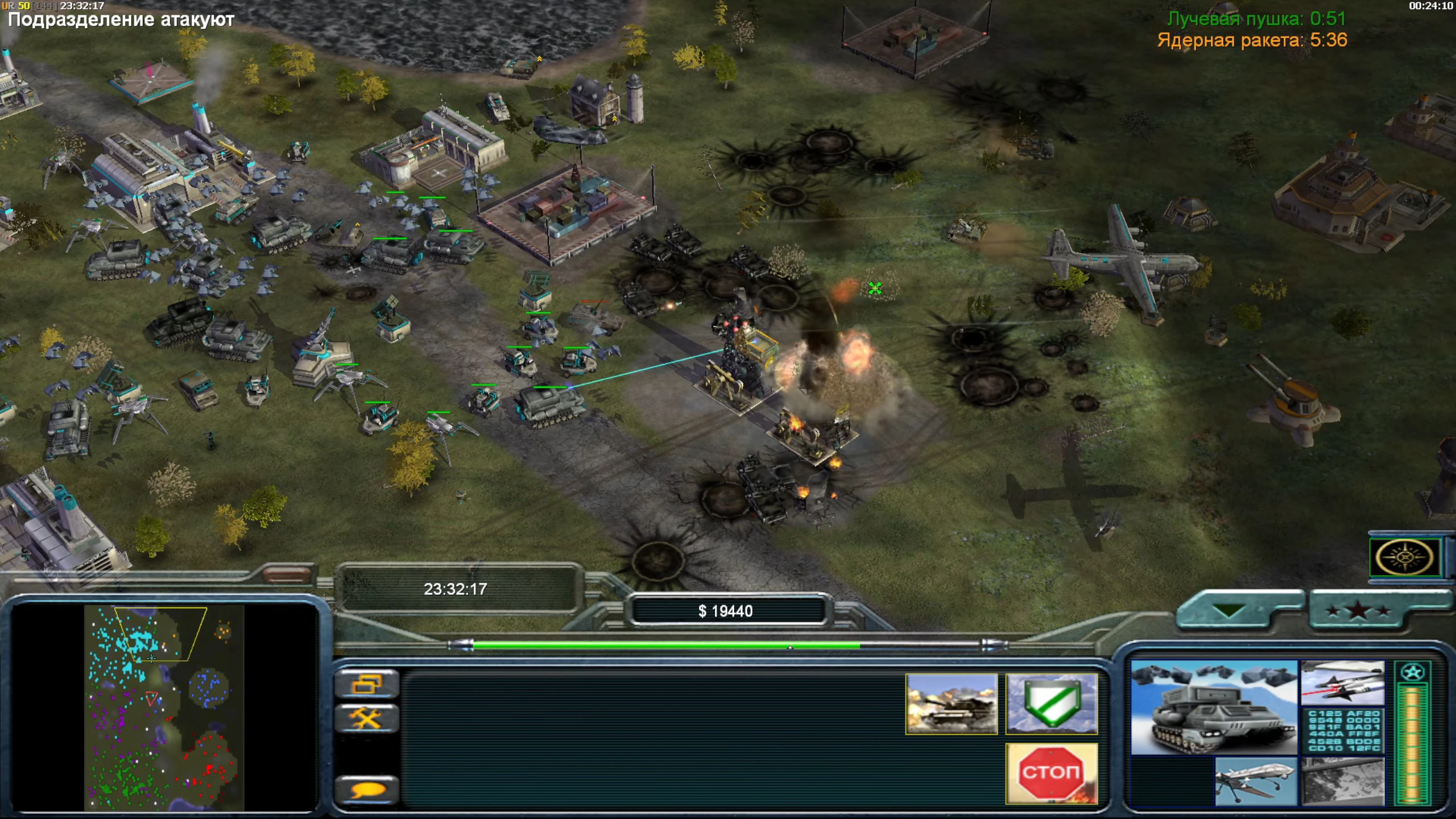 Screenshot eines groß angelegten Angriffs auf eine Basis mit Panzern, Türmen und Infanterie in Command & Conquer Generals mit Contra 007 Classic Mod