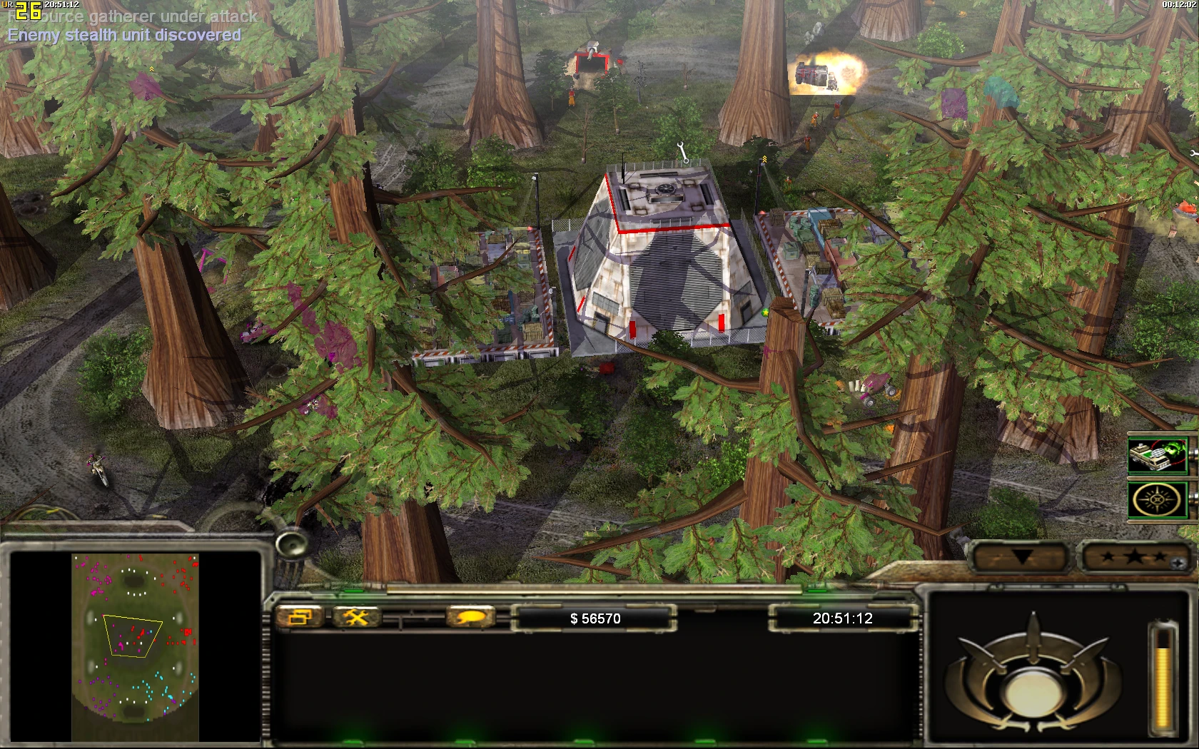 Вид сверху игры Command & Conquer Generals с лесной базой, окружённой деревьями, стелс-юнитом и взрывом в моде Contra