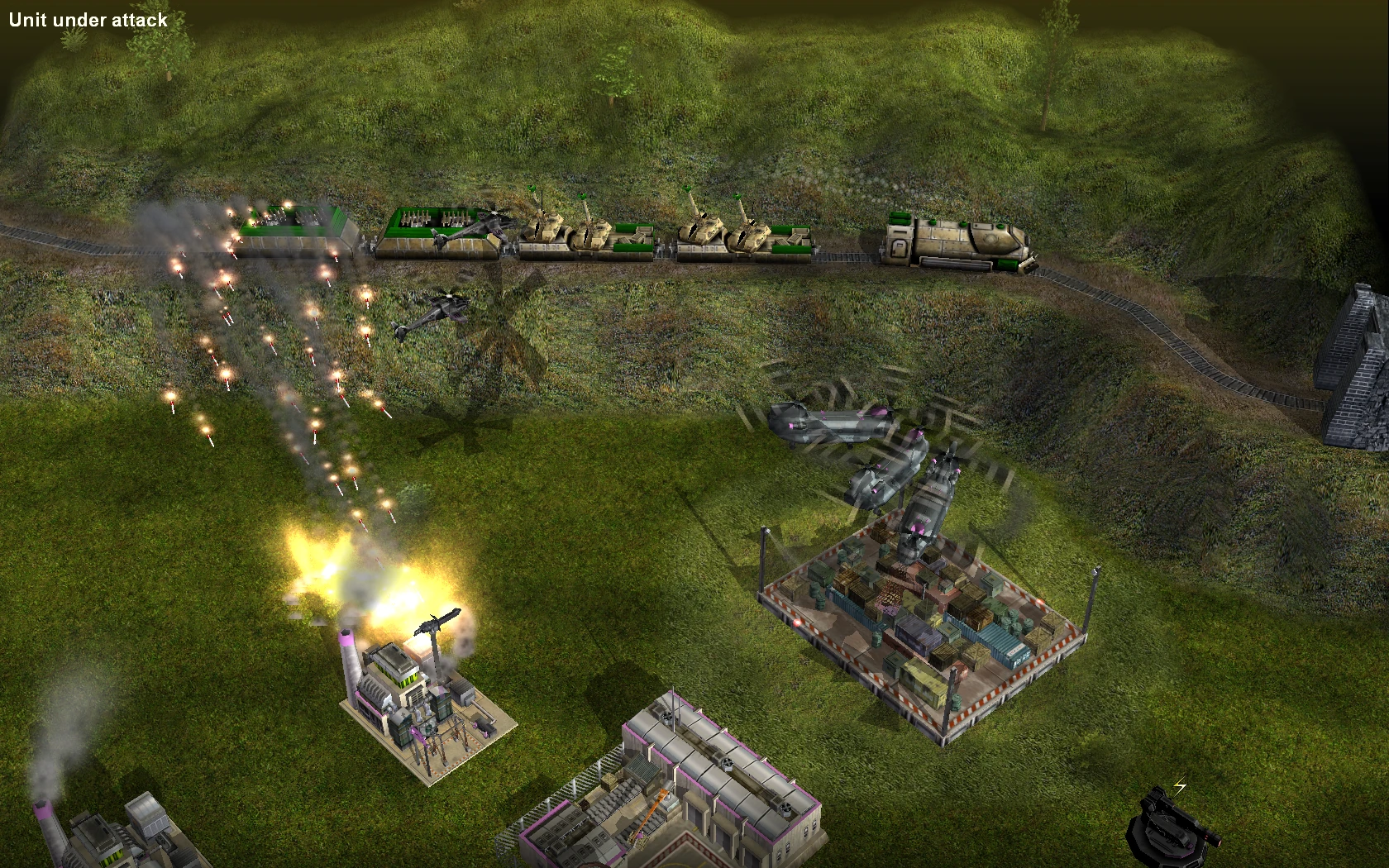 Мод Contra для Command & Conquer Generals показывает атаку вертолетов на наземную базу с танками и зданиями