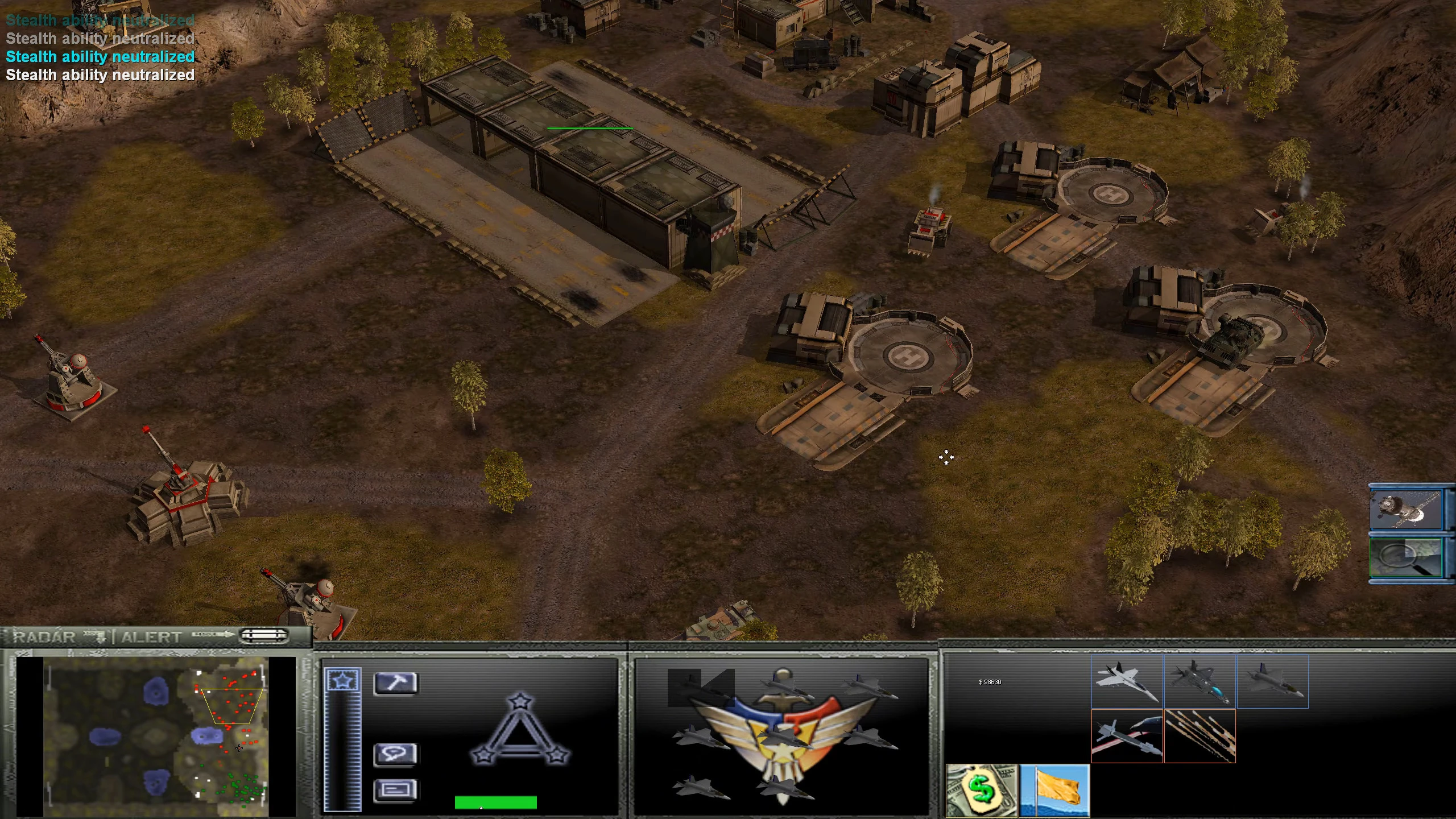 Draufsicht auf eine Command & Conquer Generals Basis mit Gebäuden, Flugfeldern und Radar im Crash of War Mod