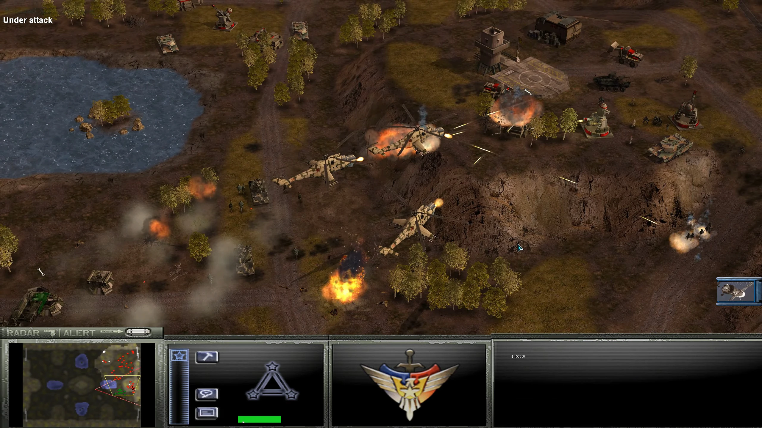 Screenshot zeigt Hubschrauber, die Bodentruppen mit Panzern und Soldaten nahe einem See im Crash of War Mod für Command & Conquer Generals beschießen