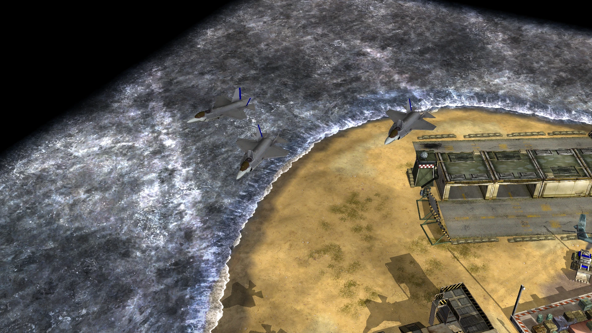 Drei Jet-Kampfjets fliegen nahe einer Küstenflugbasis mit Hangars und militärischen Gebäuden im Crash of War Mod
