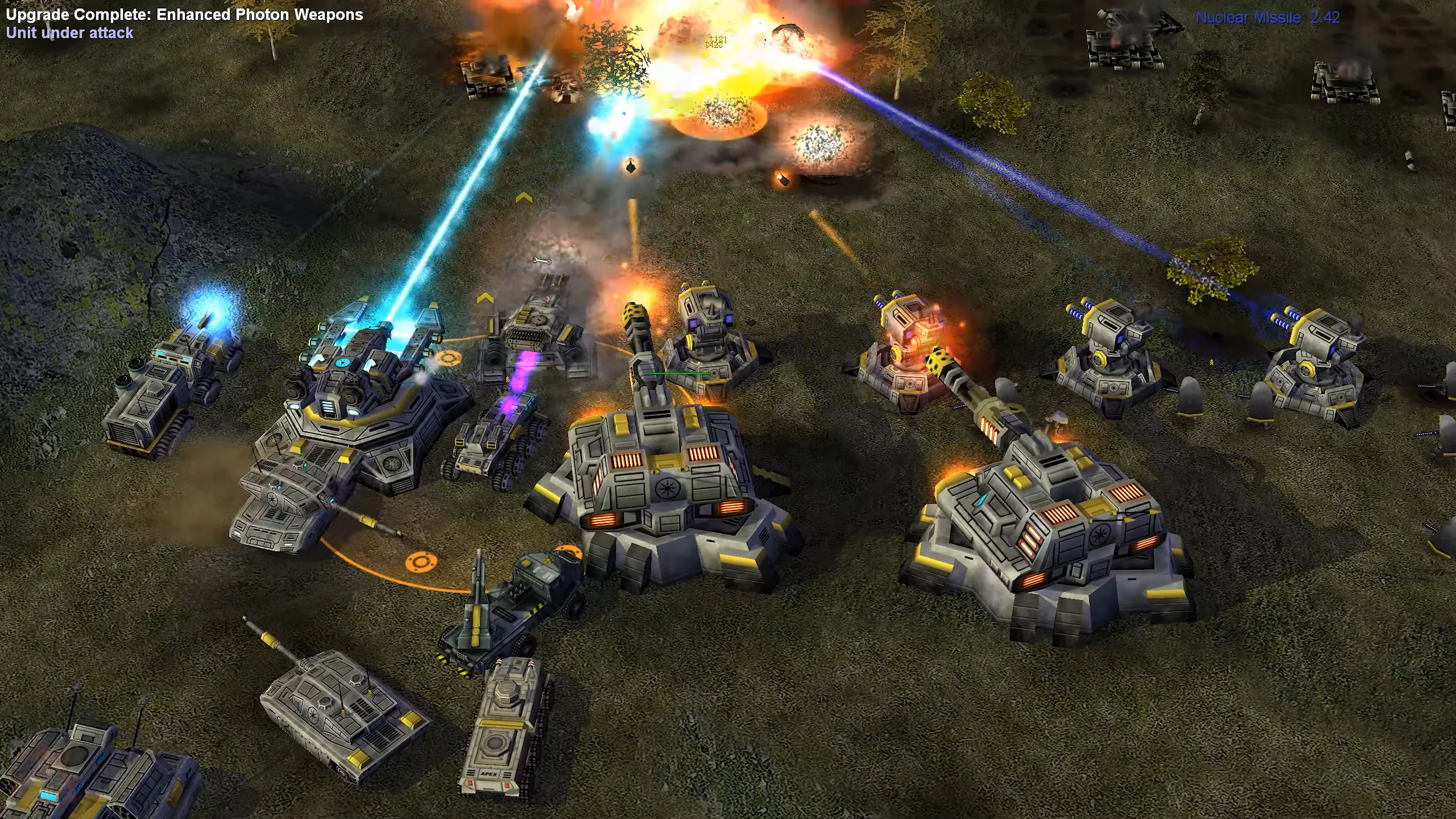 Generals-Mod Deep Impact zeigt Basis unter Beschuss mit blauen Photonwaffenstrahlen und Explosionen