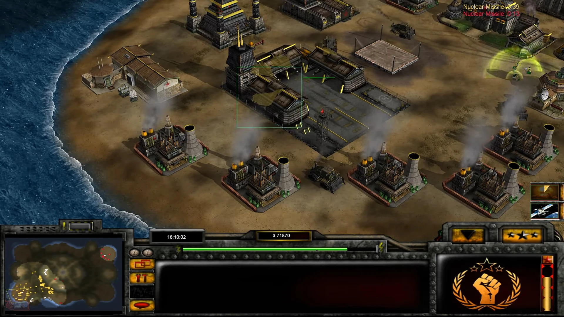 Gameplay-Screenshot einer Küstenmilitärbasis mit rauchenden Fabriken und Radarkarte im Deep Impact Mod für Command & Conquer Generals