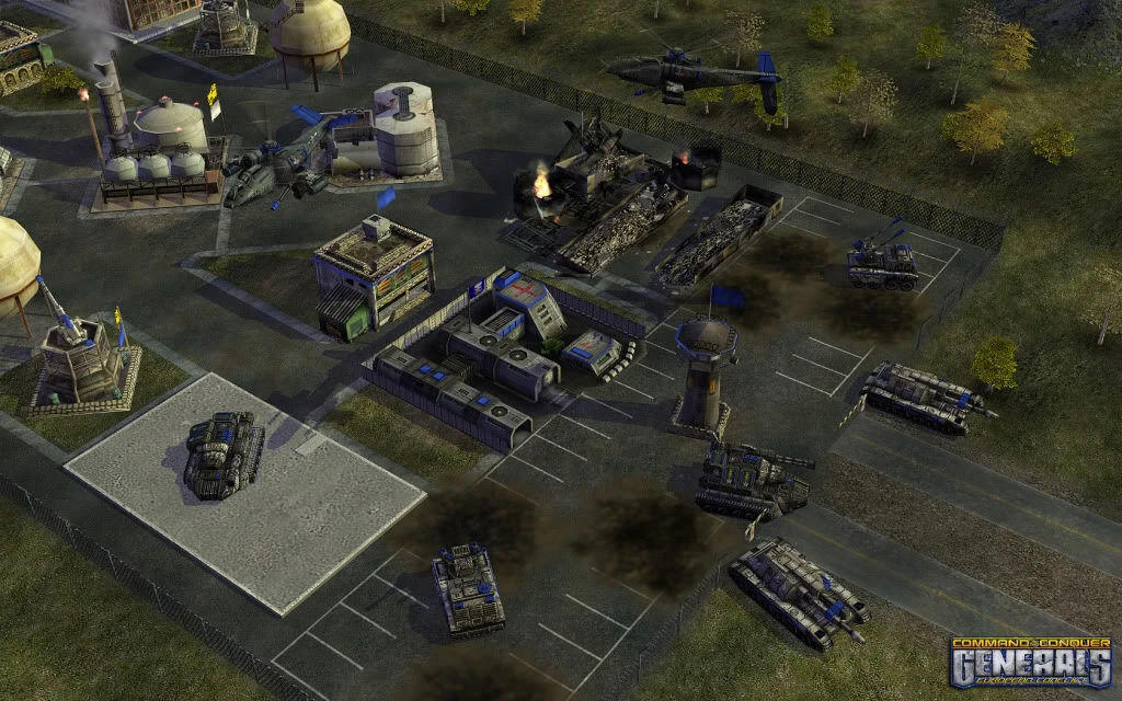 Draufsicht auf eine befestigte Militärbasis mit Panzern, Hubschrauber und Gebäuden, die Schäden und Rauch im Deep Impact Mod zeigt