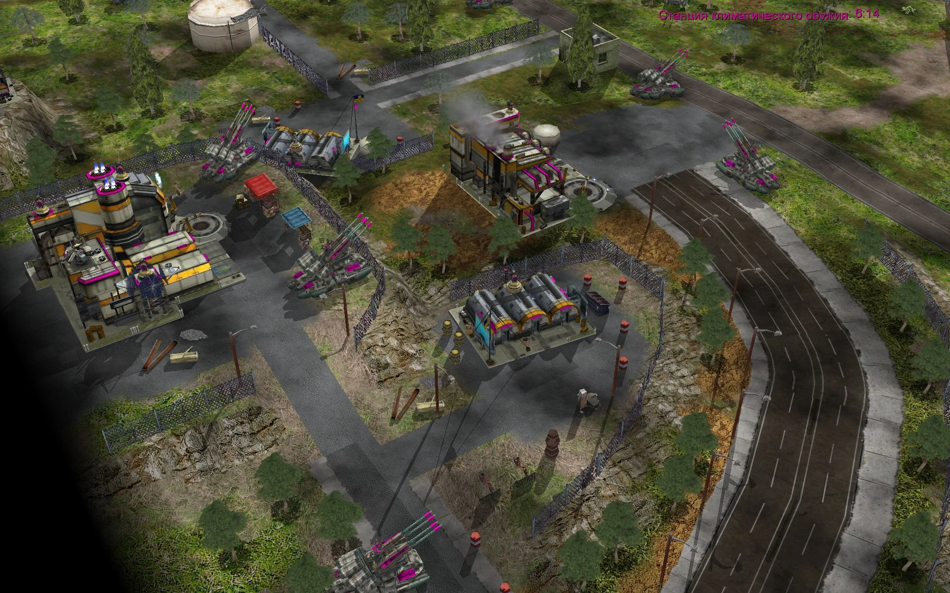 Luftaufnahme einer Basis mit mehreren Flakgeschützen und Industriegebäuden im Generals 2 Revolution Mod