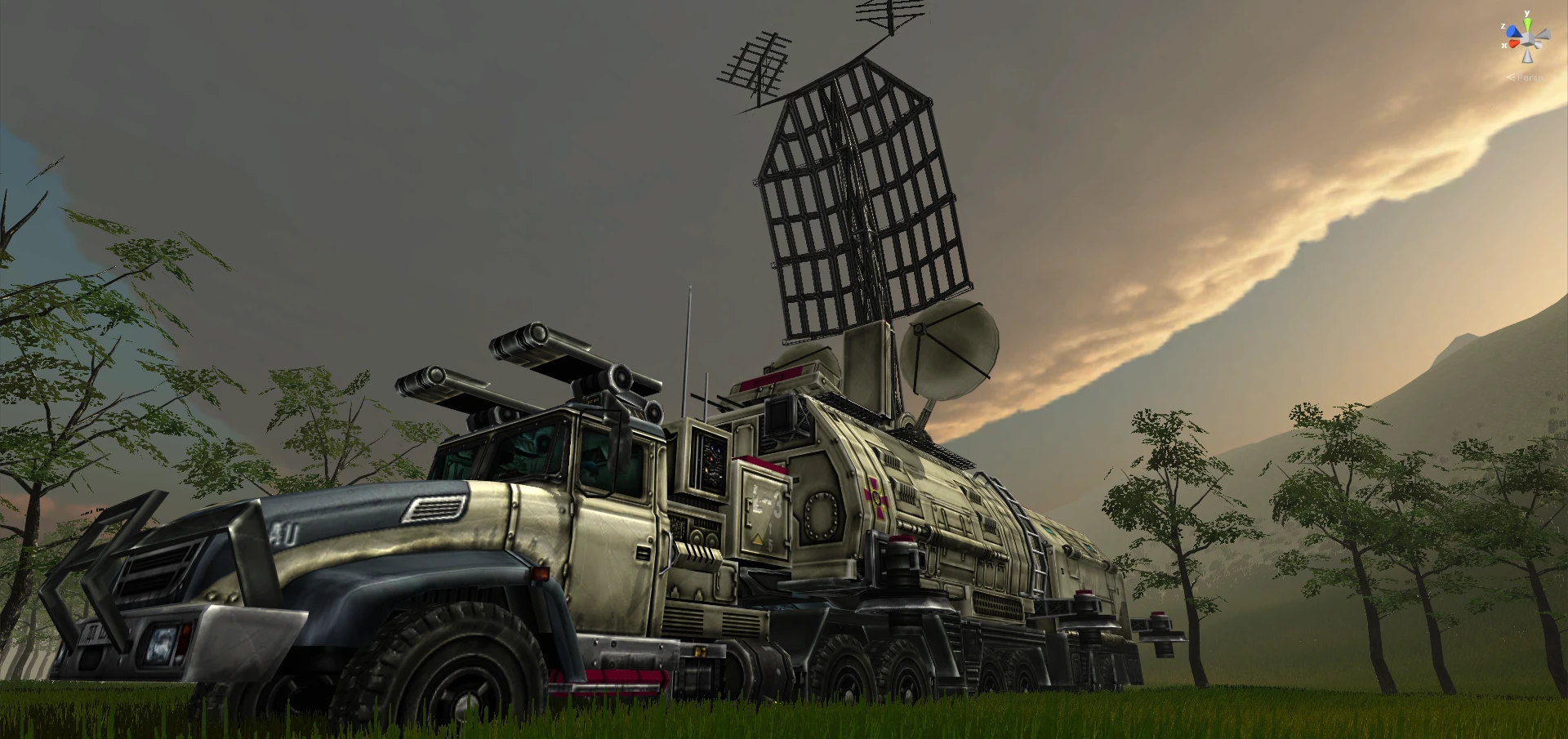 Großer militärischer Radar-LKW mit Antennen in einem grasbewachsenen Feld unter bewölktem Sonnenuntergangshimmel