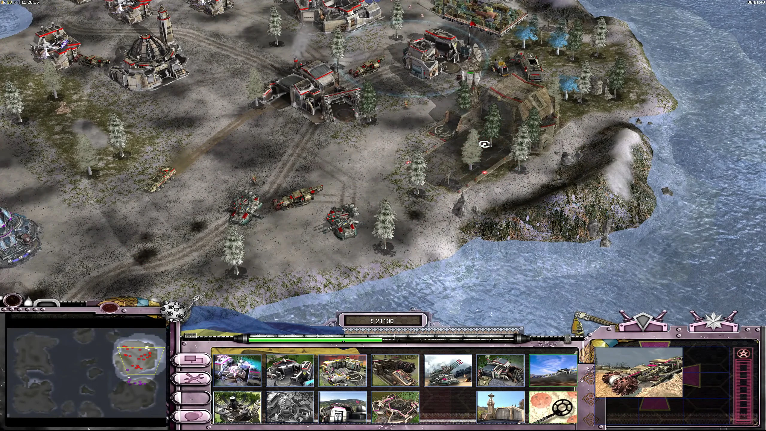 Draufsicht auf Militärbasis mit mehreren Gebäuden und Einheiten am Wasser im Generals 2 Revolution Project-Mod