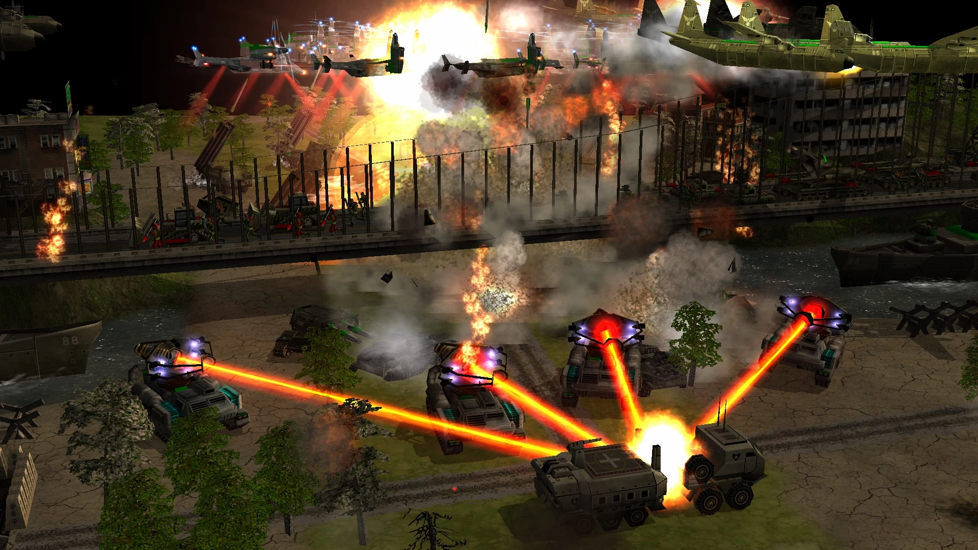 Mehrere futuristische Panzer feuern helle rote Laserstrahlen und Explosionen in der Nähe einer Brücke in einem Command & Conquer: Generals Mod ab