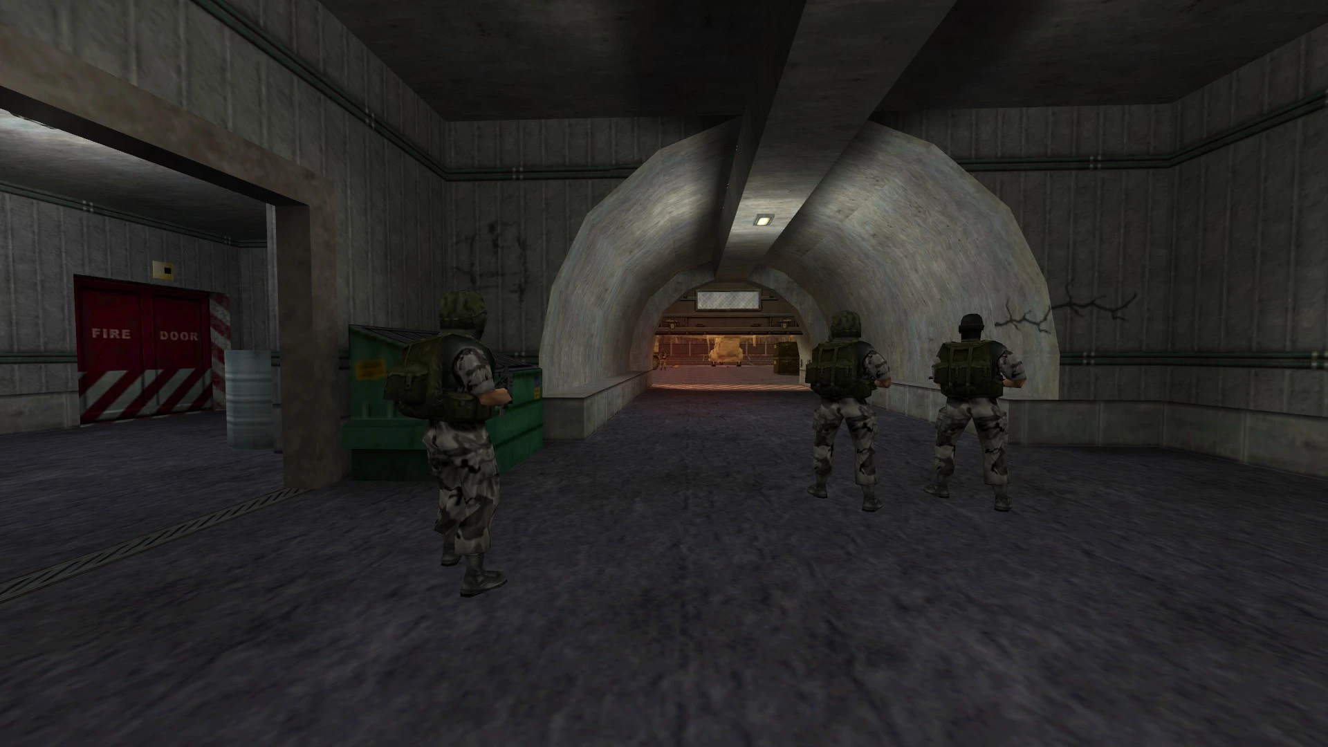 Drei Soldaten in Tarnkleidung patrouillieren einen Beton-Untergrundtunnel mit Feuertür und Licht am Ende