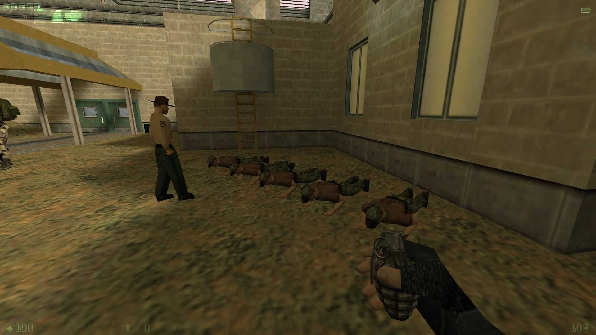 Erste-Person-Ansicht mit Granate, die Soldaten bei Liegestützen unter Aufsicht im Half-Life: Recon-Mod zusieht