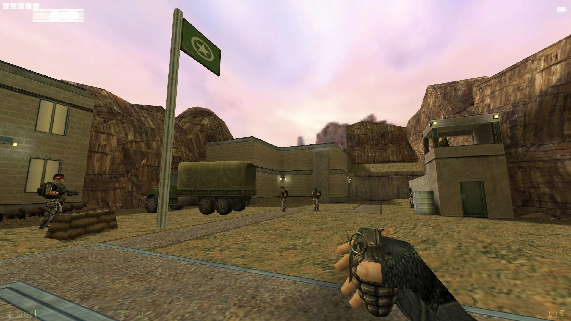 Ego-Perspektive mit Granate auf Soldaten und Militär-LKW an einer Basis im Half-Life Recon Mod