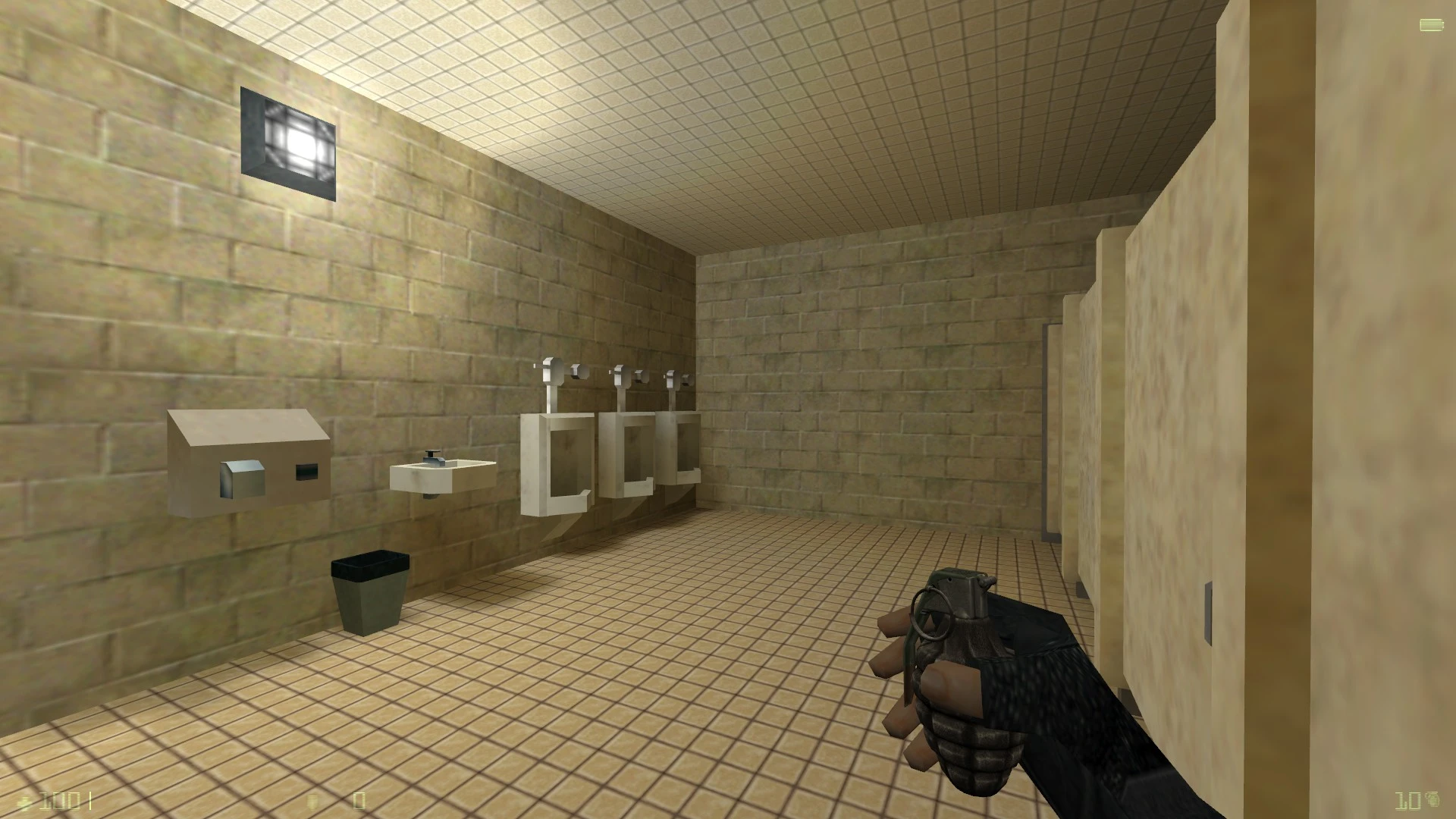 Screenshot aus dem Half-Life Recon Mod zeigt ein Badezimmer mit gefliesten Wänden, Urinalen, Waschbecken und einer Hand, die eine Granate hält