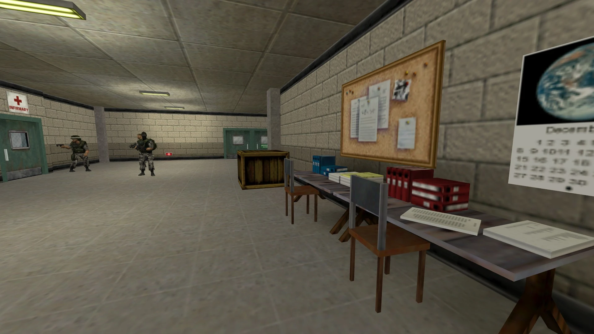 Innenansicht aus dem Half-Life Recon Mod mit zwei bewaffneten Soldaten, Tisch, Stühlen und Pinnwand
