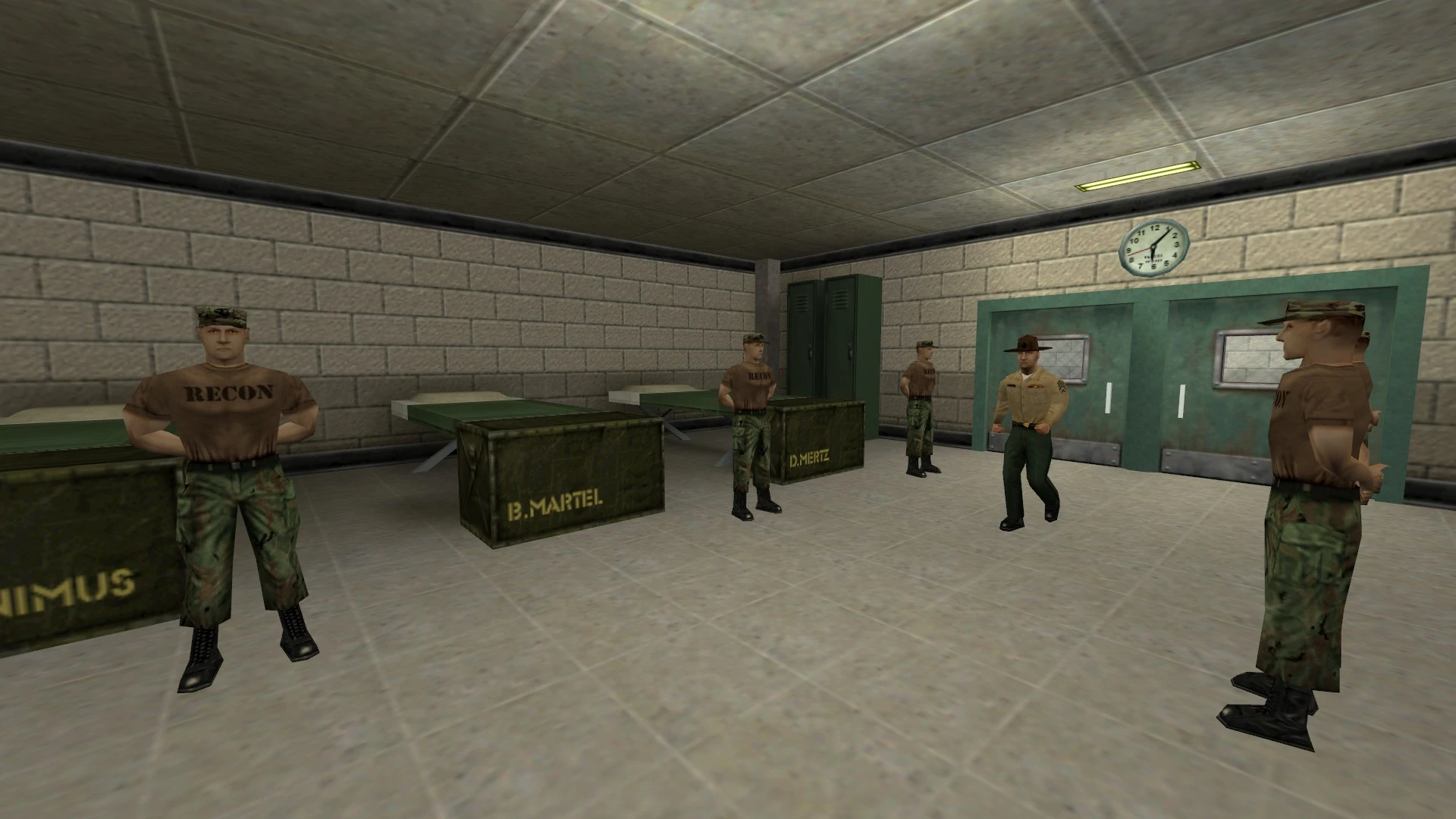 Mehrere Soldaten und ein Offizier in einem militärischen Besprechungsraum mit Schränken und Betten, Half-Life Recon Mod