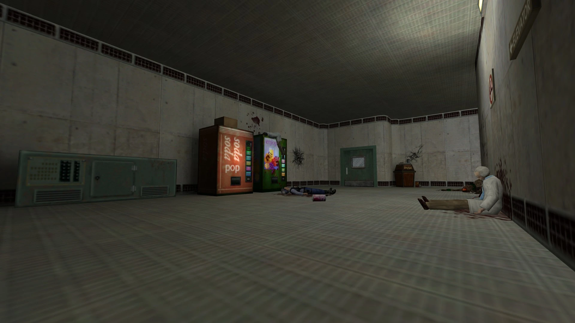 Schwach beleuchtete Innenraumszene mit zwei gefallenen Figuren nahe Verkaufsautomaten und grüner Tür im Half-Life Recon Mod