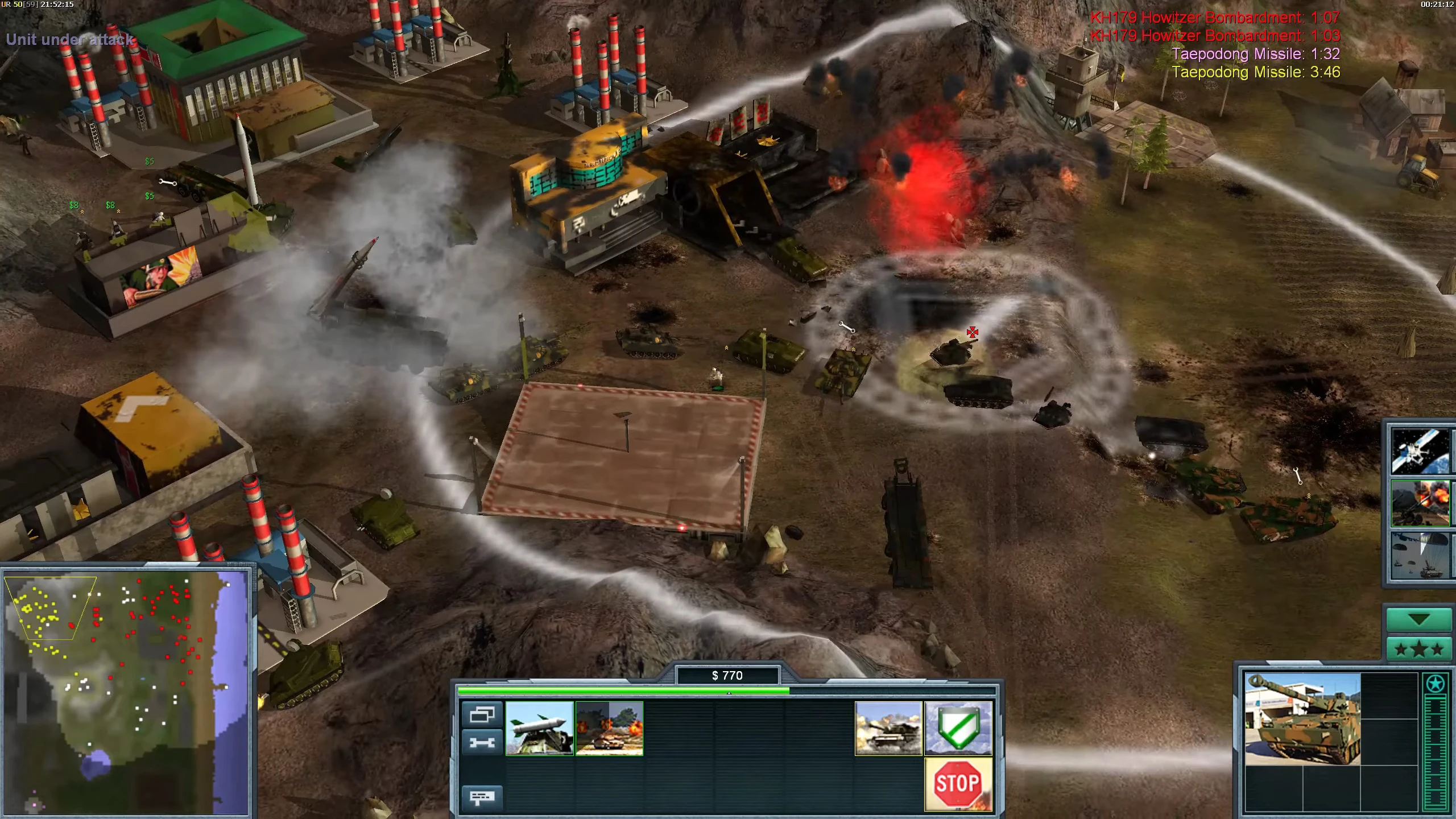 Zrzut ekranu moda Korean War 2 do C&C Generals pokazujący czołgi, eksplozje, ślady rakiet i budynki na polu bitwy