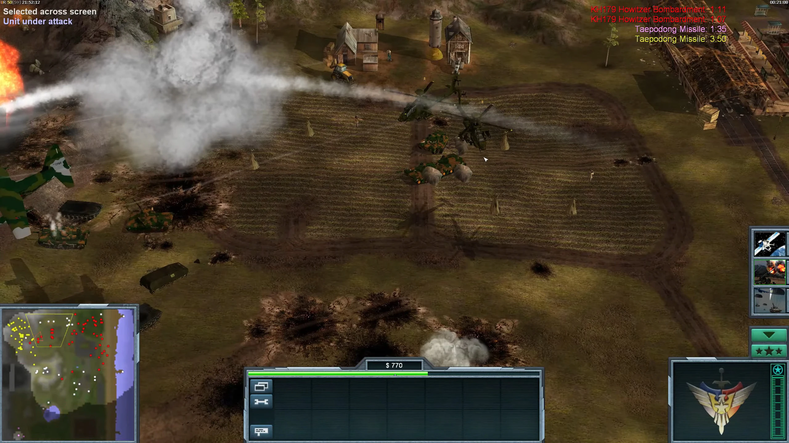 Zrzut ekranu moda Korean War 2 do Command & Conquer pokazujący helikoptery atakujące jednostki naziemne bombardowaniami rakietowymi i eksplozjami