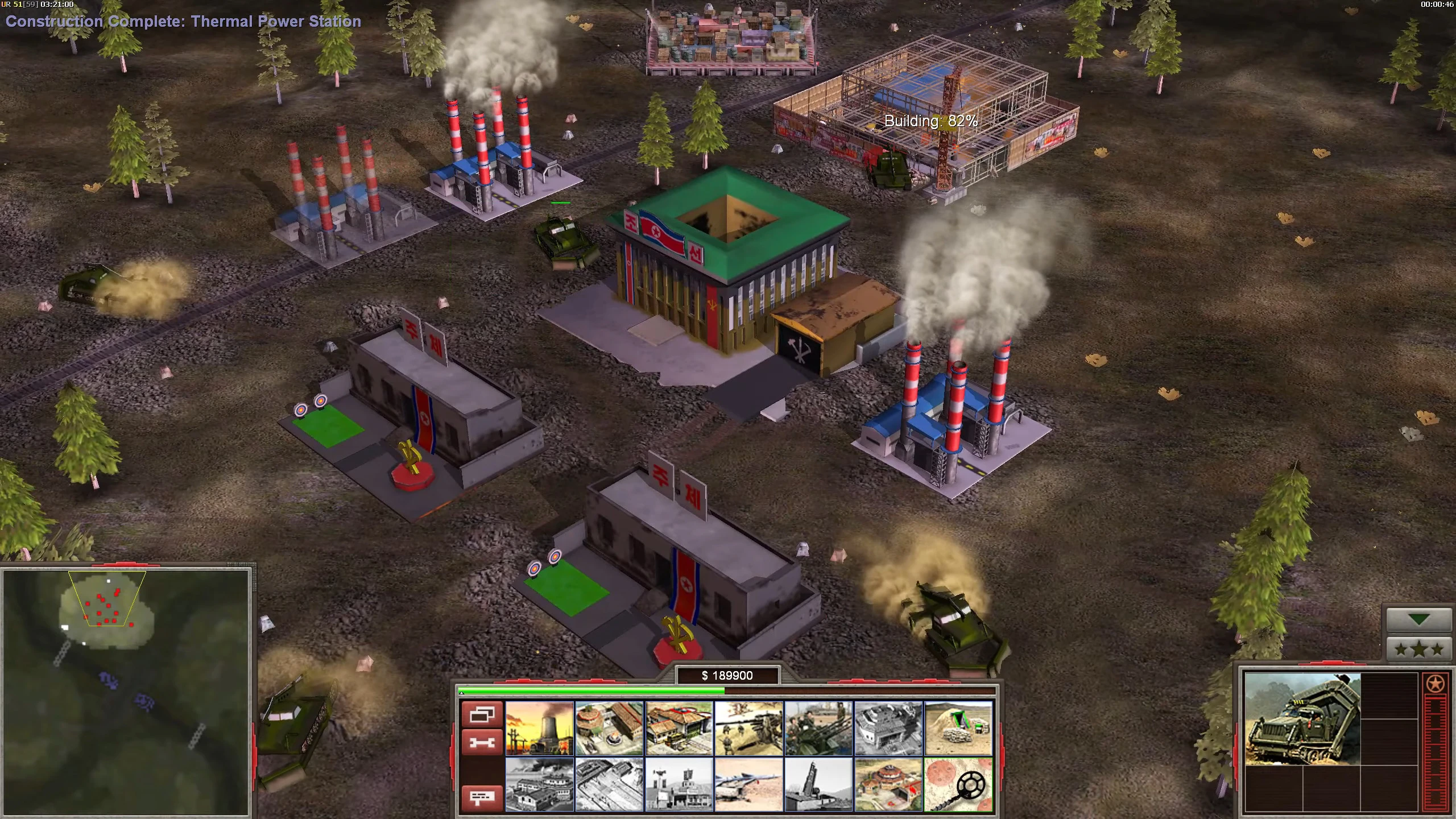 Zrzut ekranu moda Korean War 2 z północnokoreańską bazą, budynkami, czołgami i budowanymi elektrowniami cieplnymi