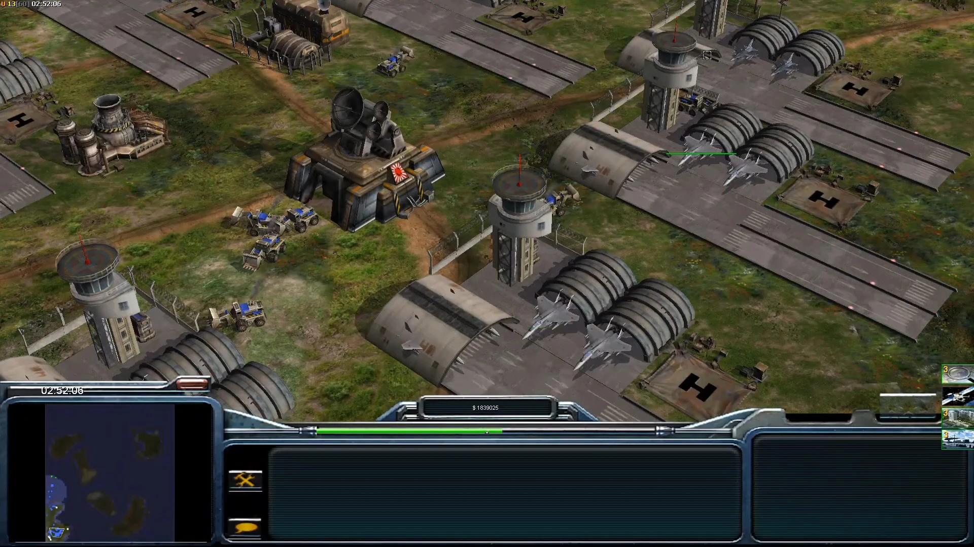 Draufsicht auf militärischen Flugplatz mit Jets und Radartürmen im Command & Conquer Generals Mod