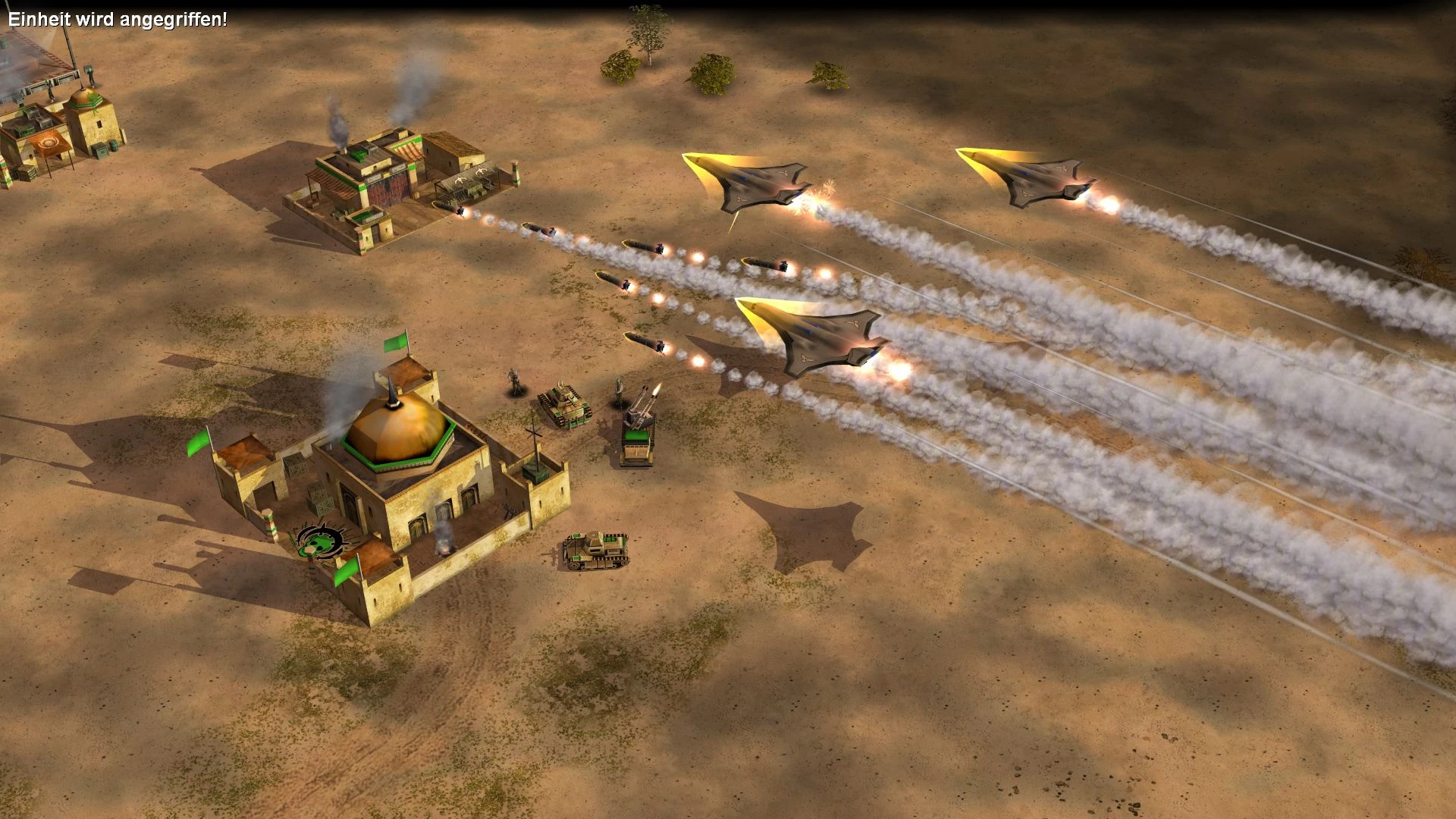 Trzy myśliwce wystrzeliwują wiele rakiet na pustynną bazę wojskową z czołgami i budynkami w modzie Operation Firestorm