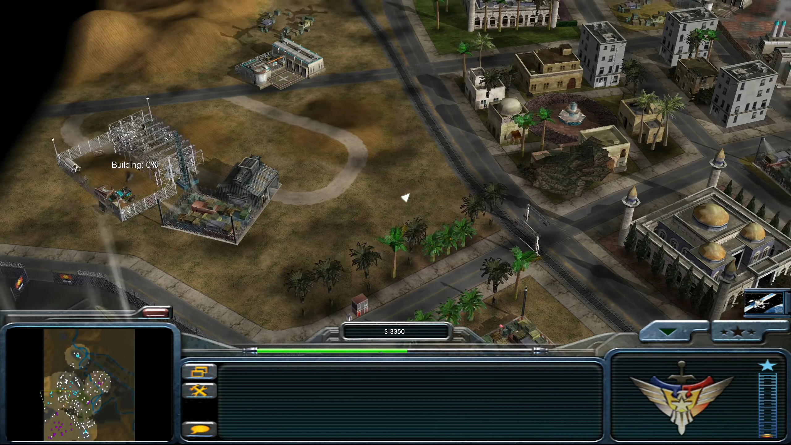 Скріншот гри, що показує будівництво бази та навколишнє міське середовище в моді Pro Gen для Command & Conquer Generals